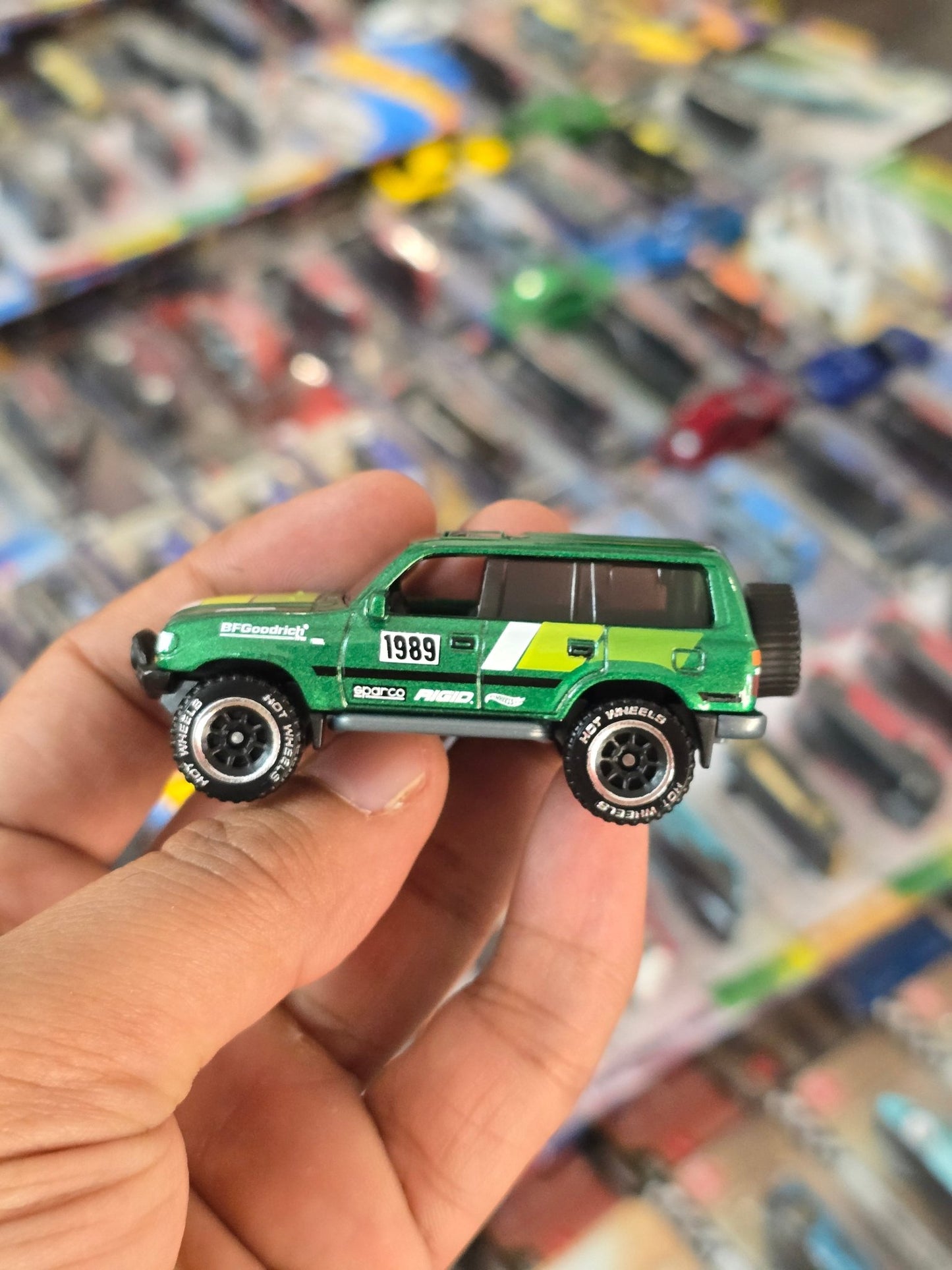 Hot Wheels Toyota Land Cruiser 80 - Silver Series (Uncarded) - Kinder Logs