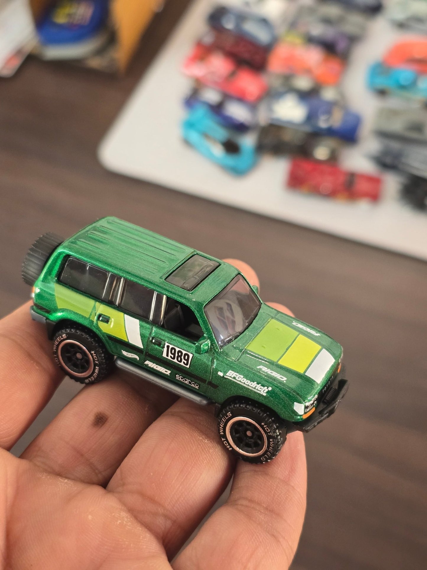 Hot Wheels Toyota Land Cruiser 80 - Silver Series (Uncarded) - Kinder Logs
