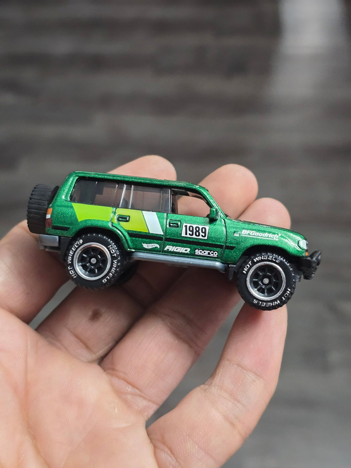Hot Wheels Toyota Land Cruiser 80 - Silver Series (Uncarded - New) - Kinder Logs