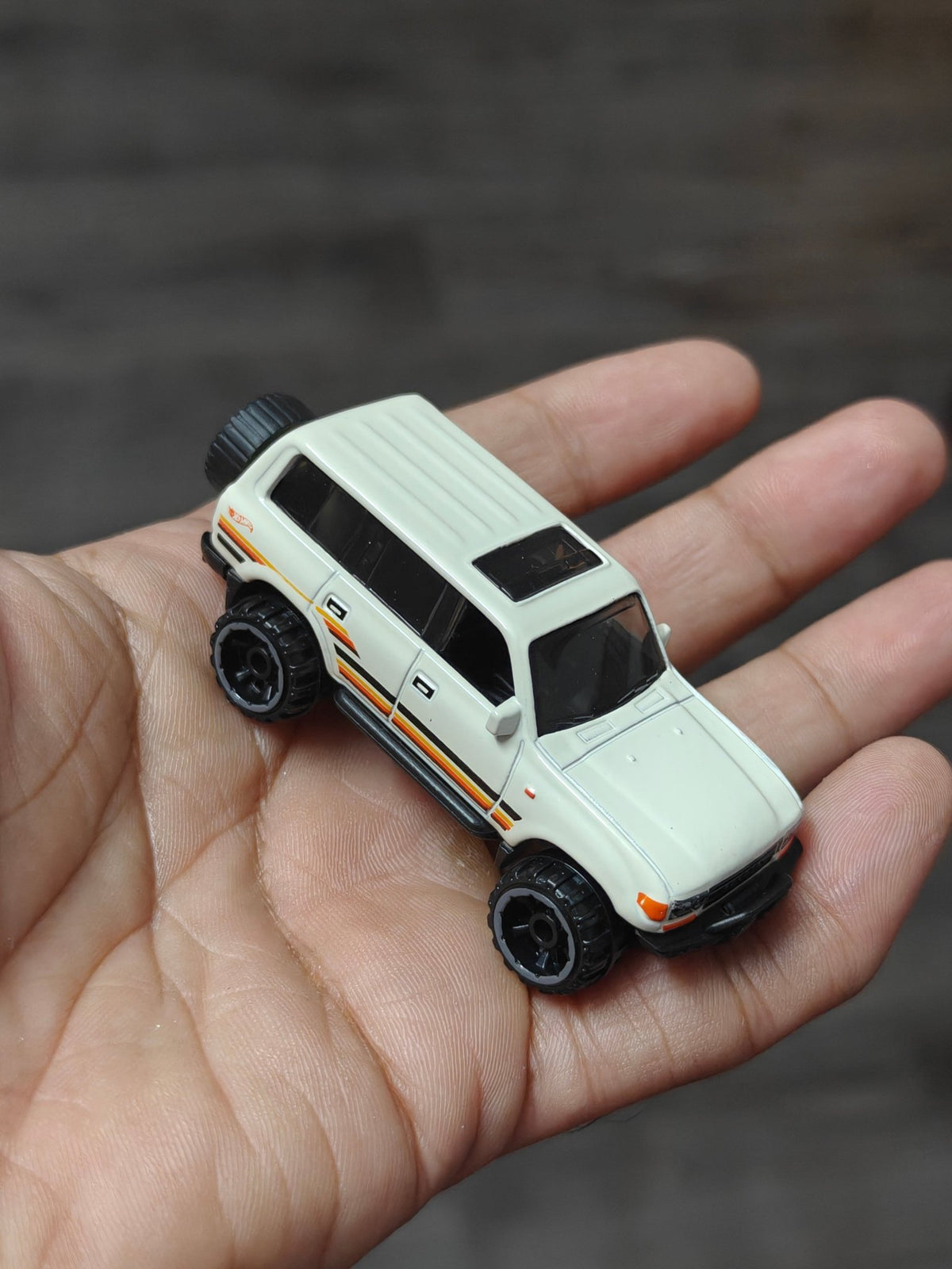 Hot Wheels Toyota Land Cruiser 80 (Uncarded - New) - Kinder Logs