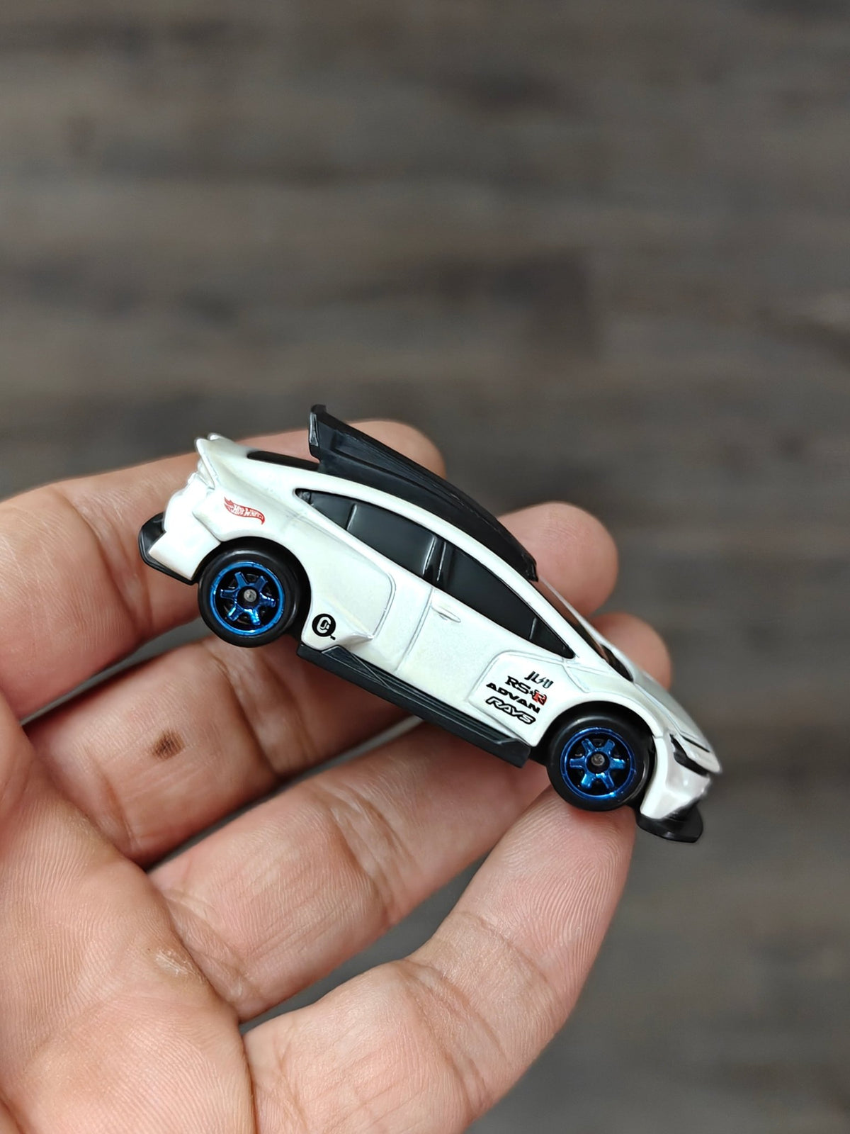 Hot Wheels Toyota Prius Custom - White (Uncarded - New) - Kinder Logs