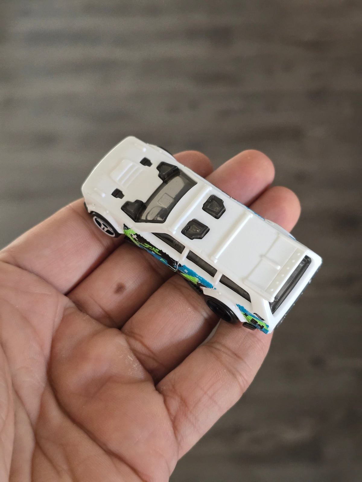 Hot Wheels Track Dwagon - White (Uncarded - New) - Kinder Logs