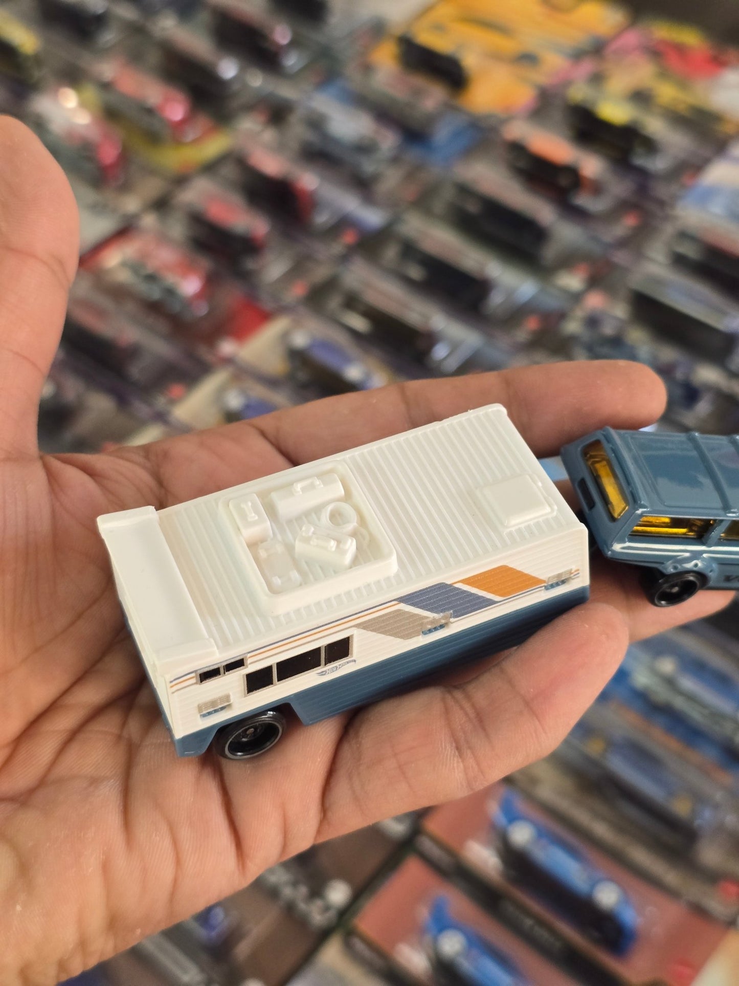 Hot Wheels Track Fleet Volvo 240 Drift Camper (Uncarded) - Kinder Logs