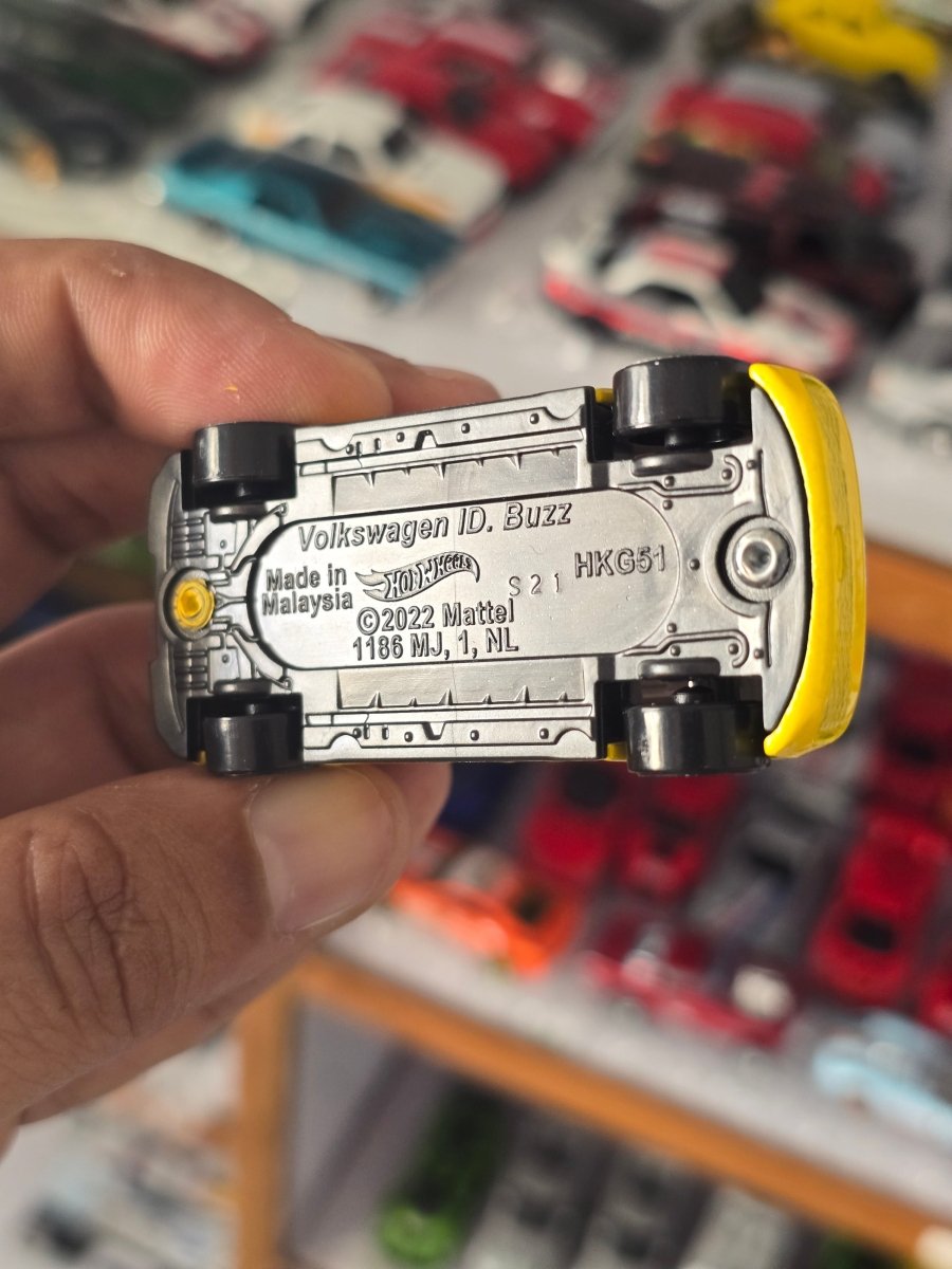 Hot Wheels Volkswagen ID. Buzz - Yellow (Uncarded) - Kinder Logs