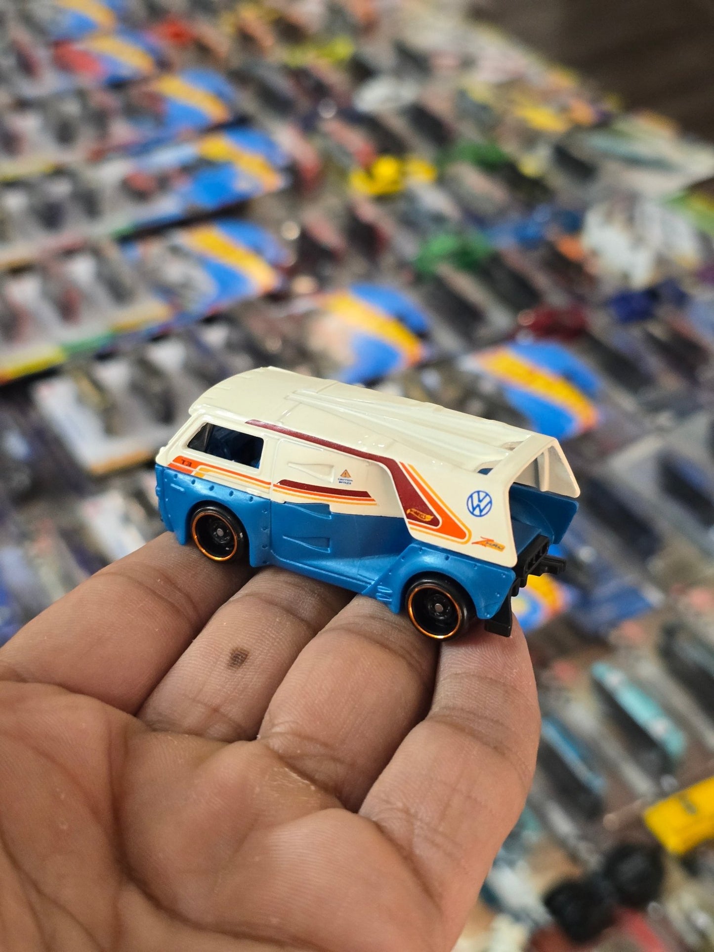 Hot Wheels Volkswagen T3 Custom - New Color (Uncarded) - Kinder Logs