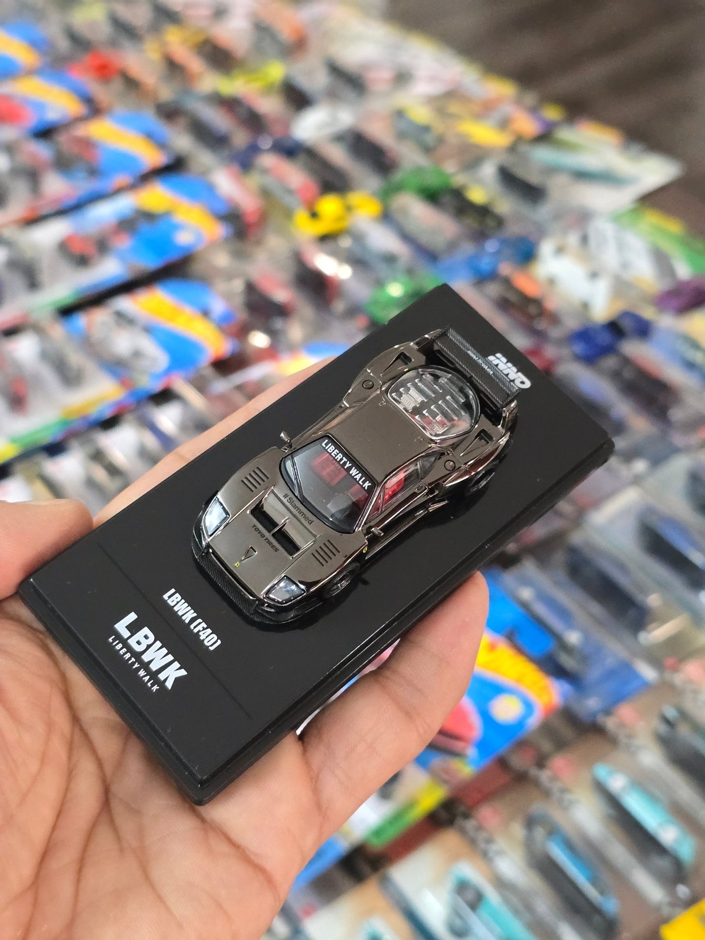 Inno64 LBWK Ferrari F40 Chrome Black Edition - Kinder Logs