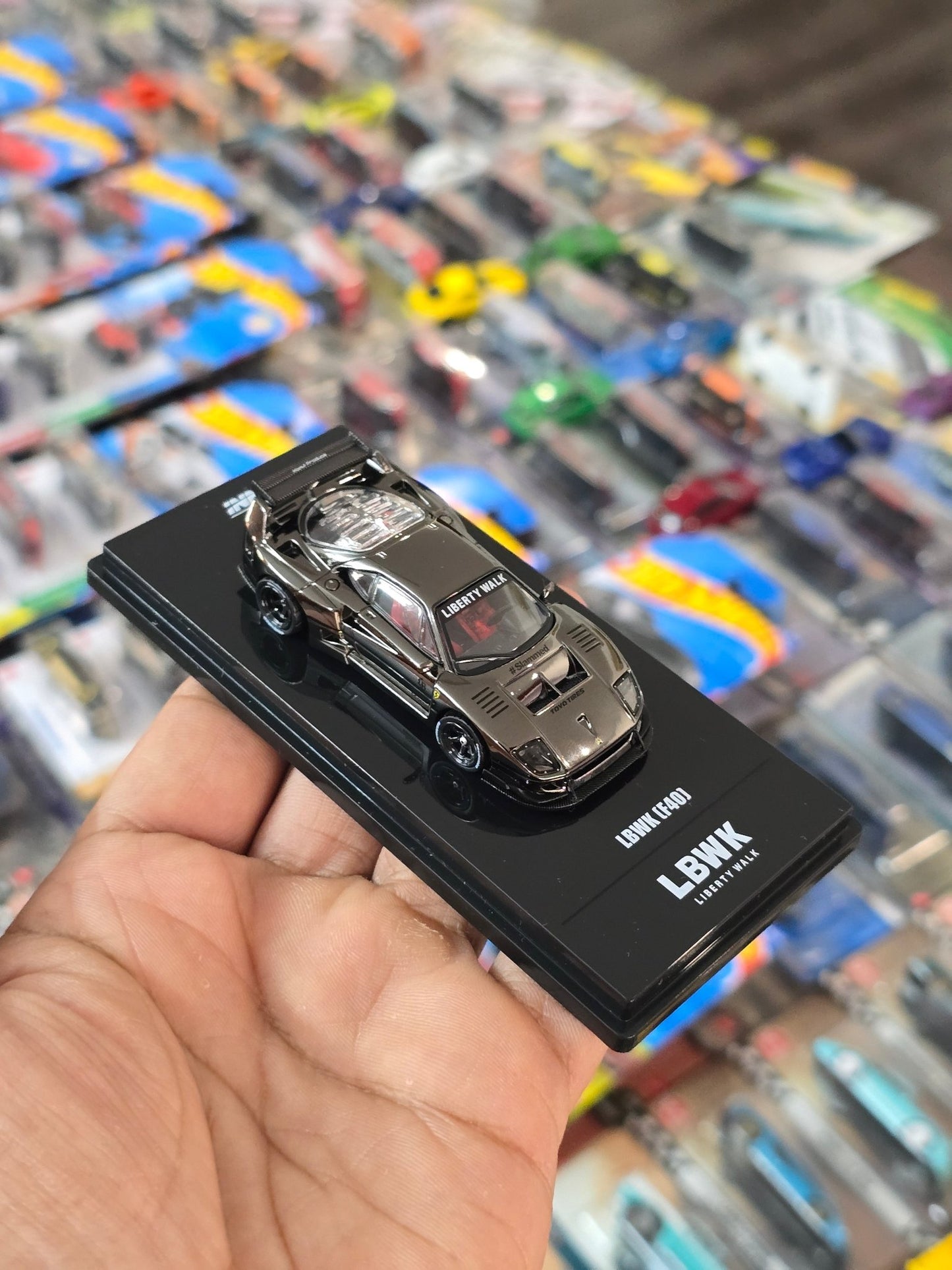 Inno64 LBWK Ferrari F40 Chrome Black Edition - Kinder Logs