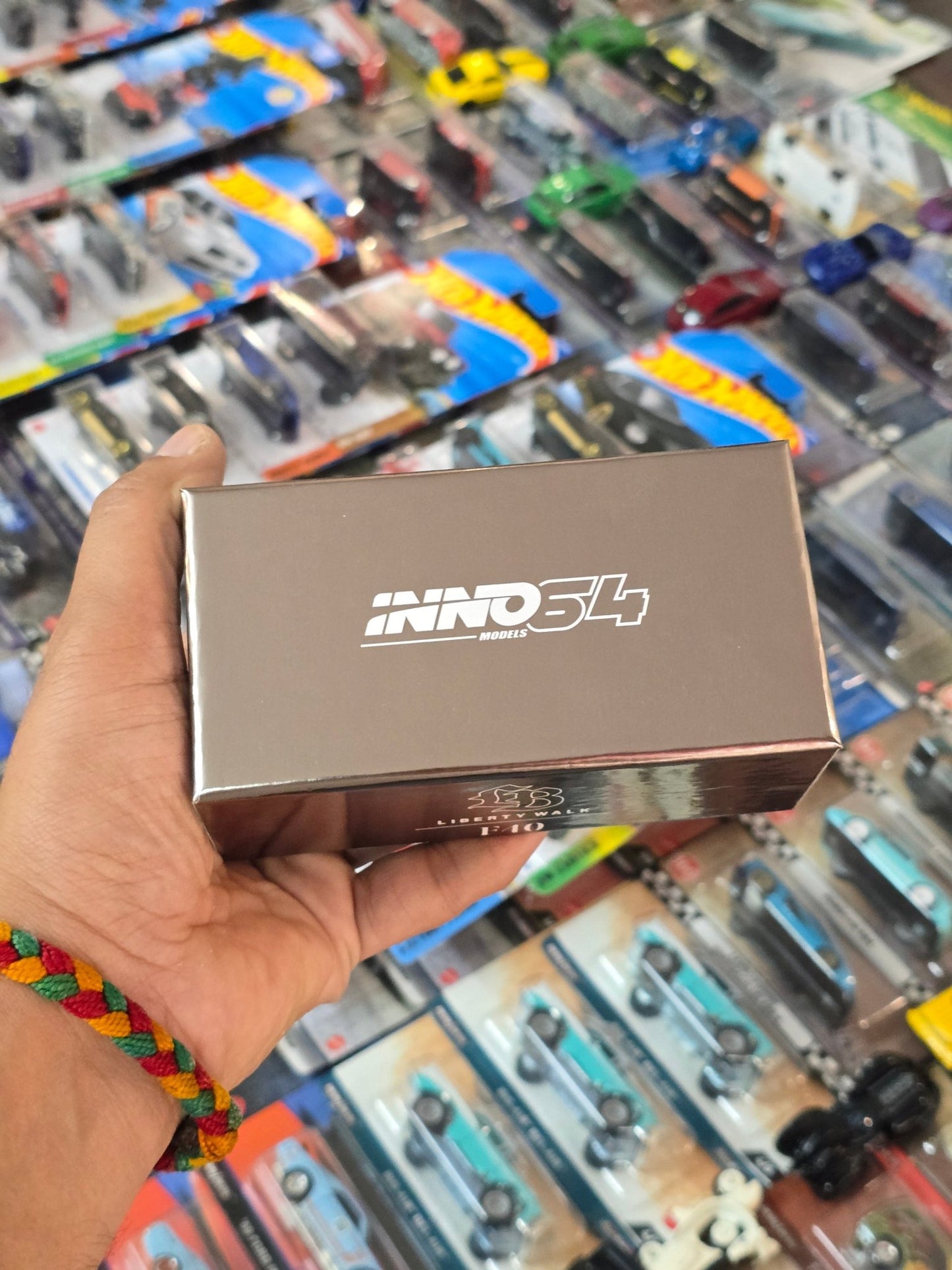 Inno64 LBWK Ferrari F40 Chrome Black Edition - Kinder Logs