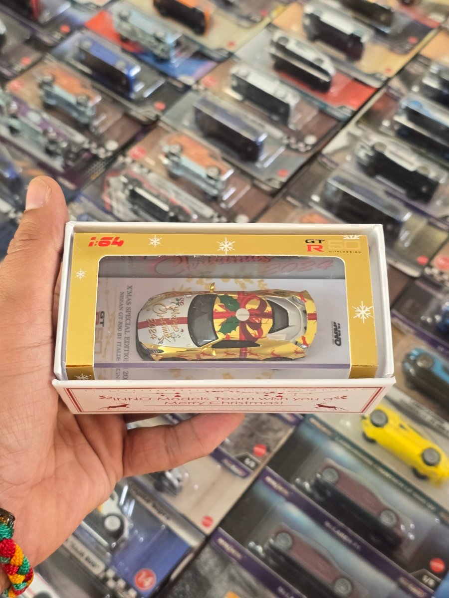 Inno64 Nissan GT - R50 Italdesign Christmas Edition (CHASE) - Kinder Logs