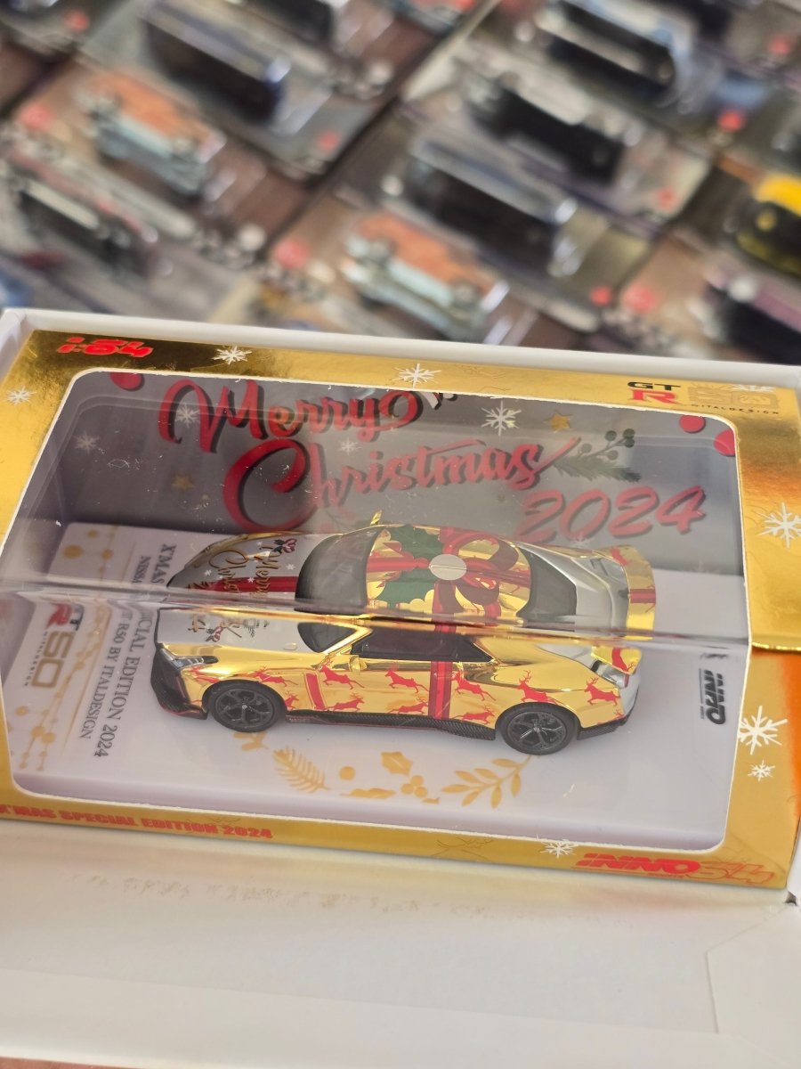 Inno64 Nissan GT - R50 Italdesign Christmas Edition (CHASE) - Kinder Logs