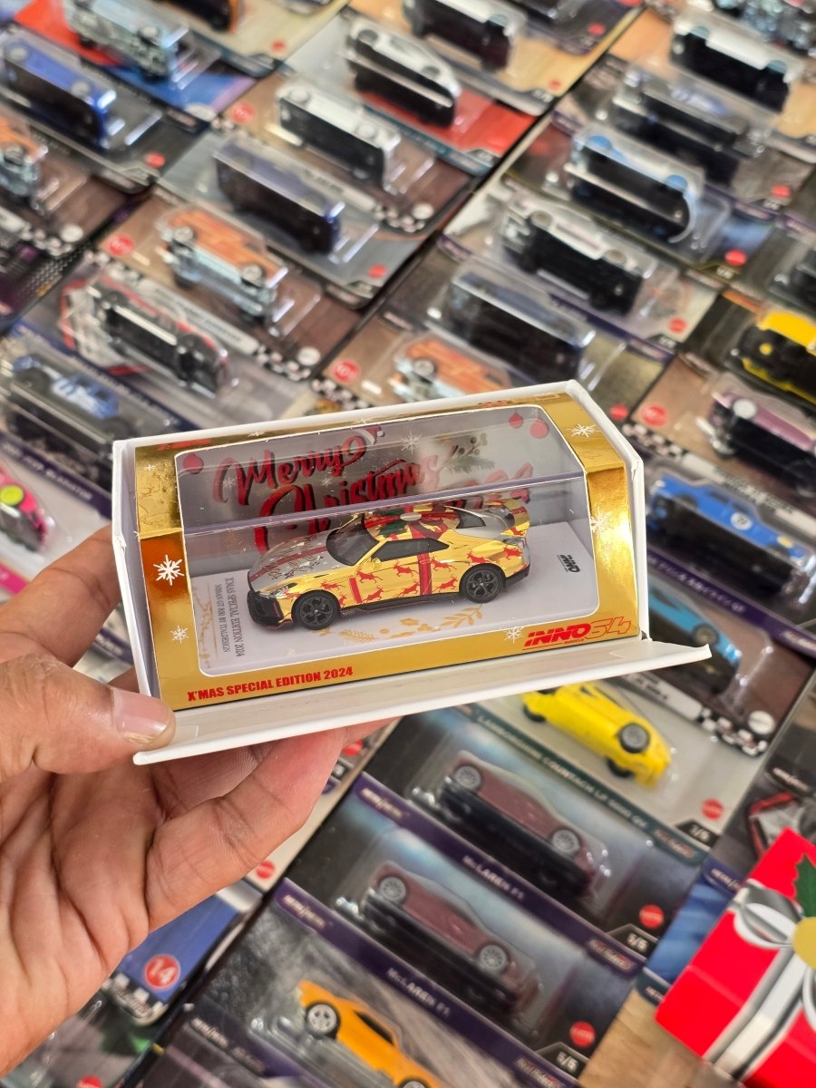 Inno64 Nissan GT - R50 Italdesign Christmas Edition (CHASE) - Kinder Logs