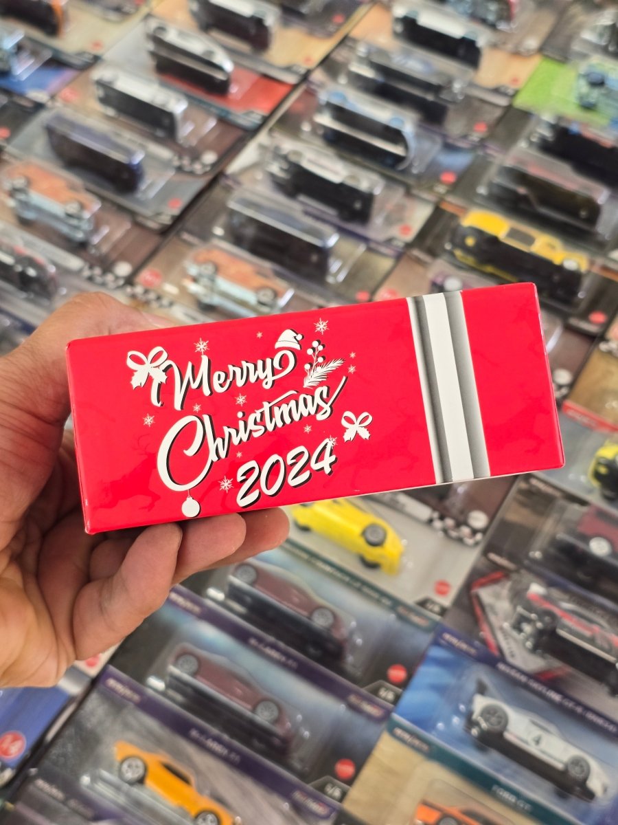 Inno64 Nissan GT - R50 Italdesign Christmas Edition (CHASE) - Kinder Logs