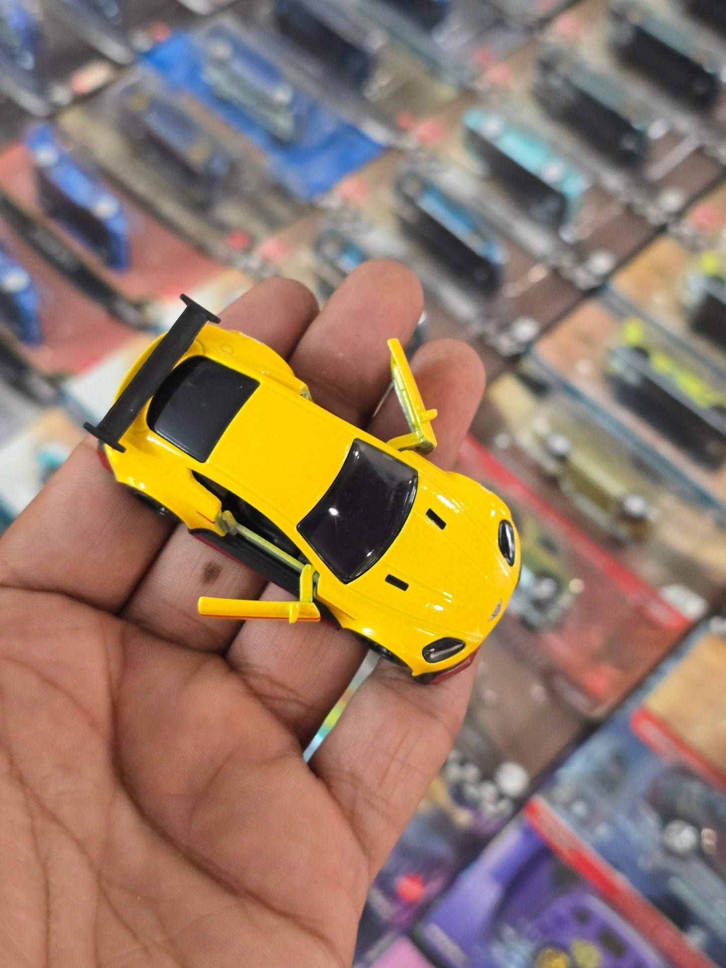 Majorette Aston Martin Vantage GT8 - Yellow (Uncarded) - Kinder Logs