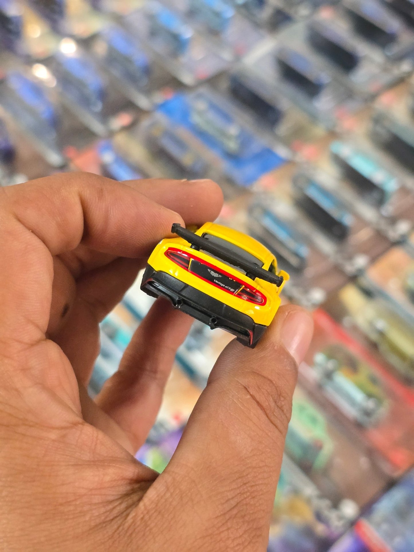 Majorette Aston Martin Vantage GT8 - Yellow (Uncarded) - Kinder Logs