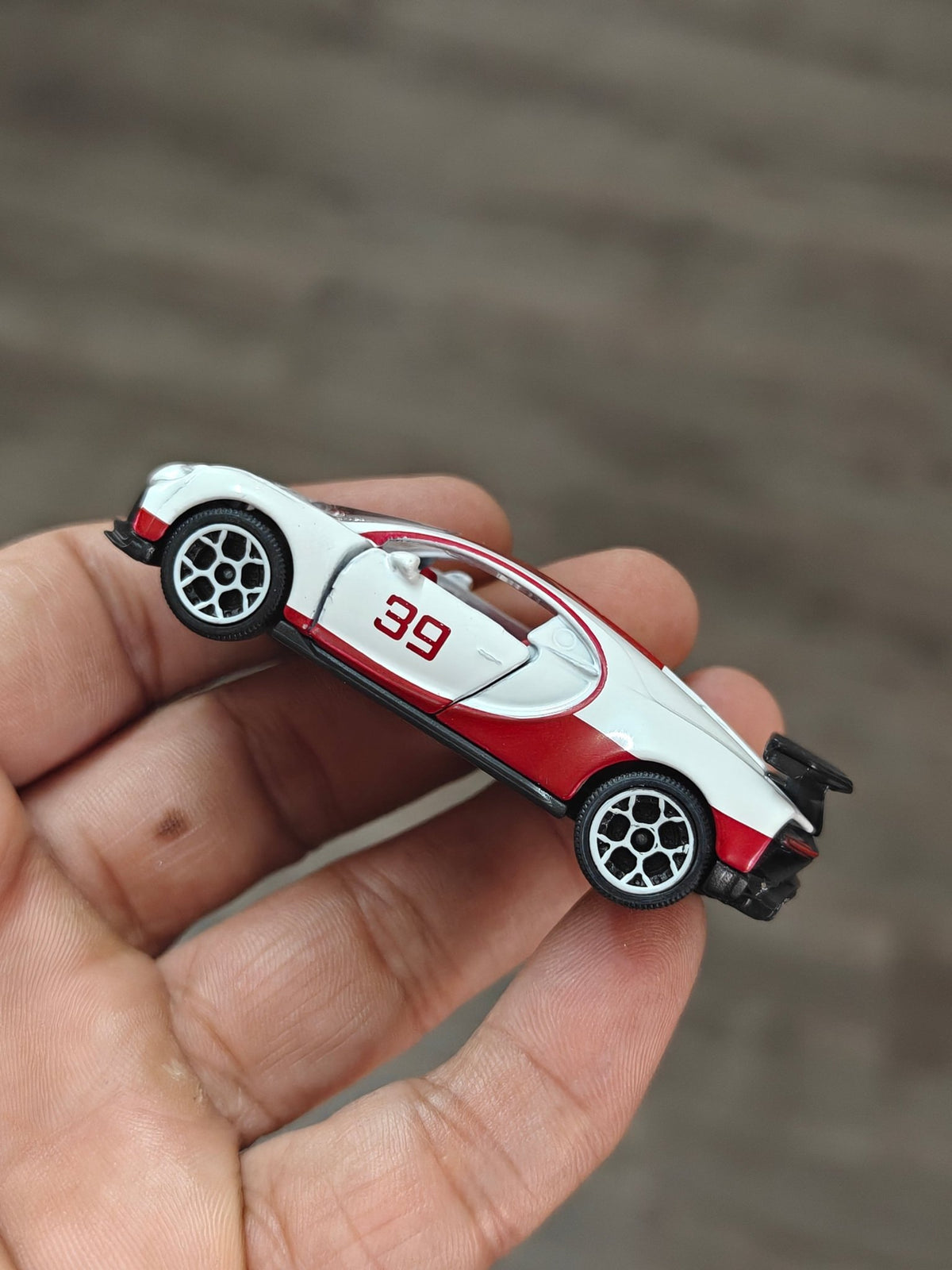 Majorette Bugatti Chiron Pur Sport 39 - White (Uncarded - New) - Kinder Logs