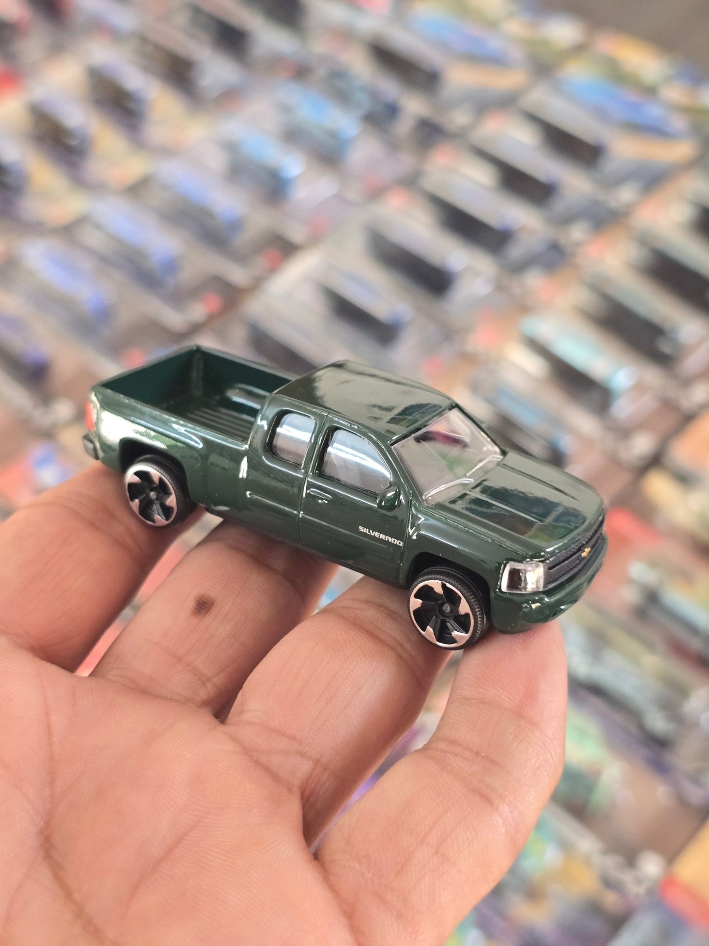 Majorette Chevrolet Silverado - Dark Green (Uncarded) - Kinder Logs