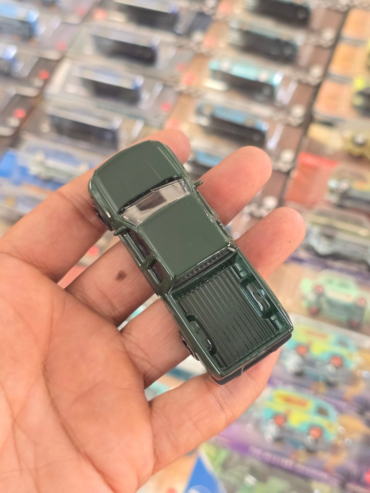 Majorette Chevrolet Silverado - Dark Green (Uncarded) - Kinder Logs
