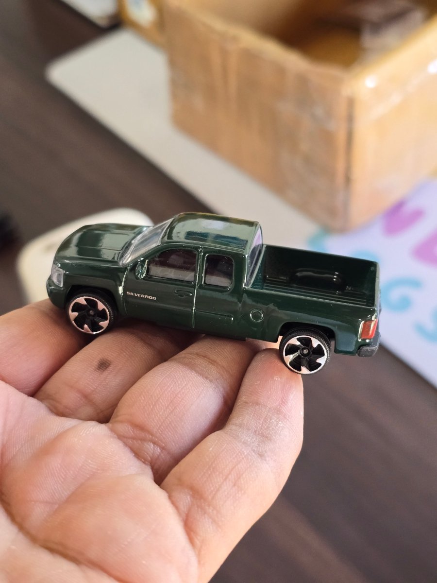 Majorette Chevrolet Silverado - Dark Green (Uncarded) - Kinder Logs