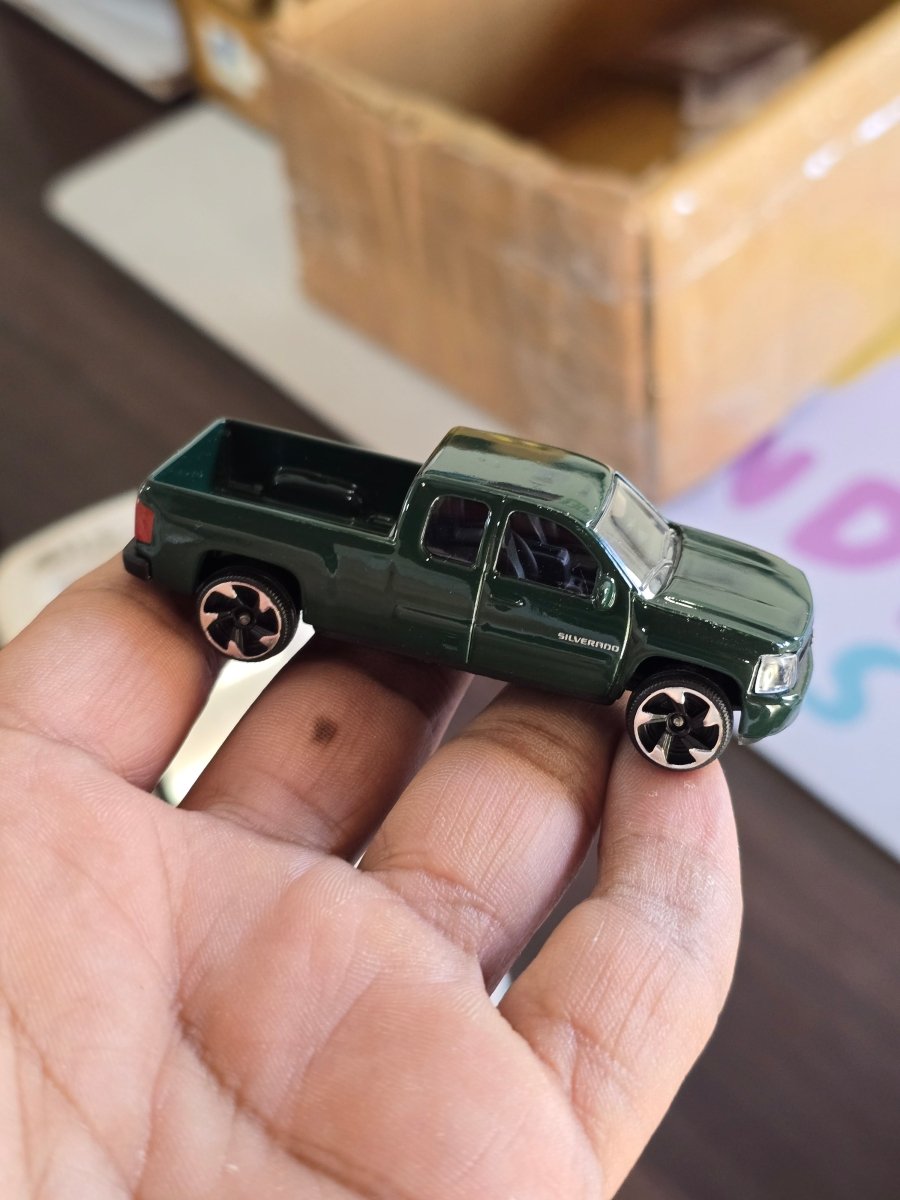 Majorette Chevrolet Silverado - Dark Green (Uncarded) - Kinder Logs