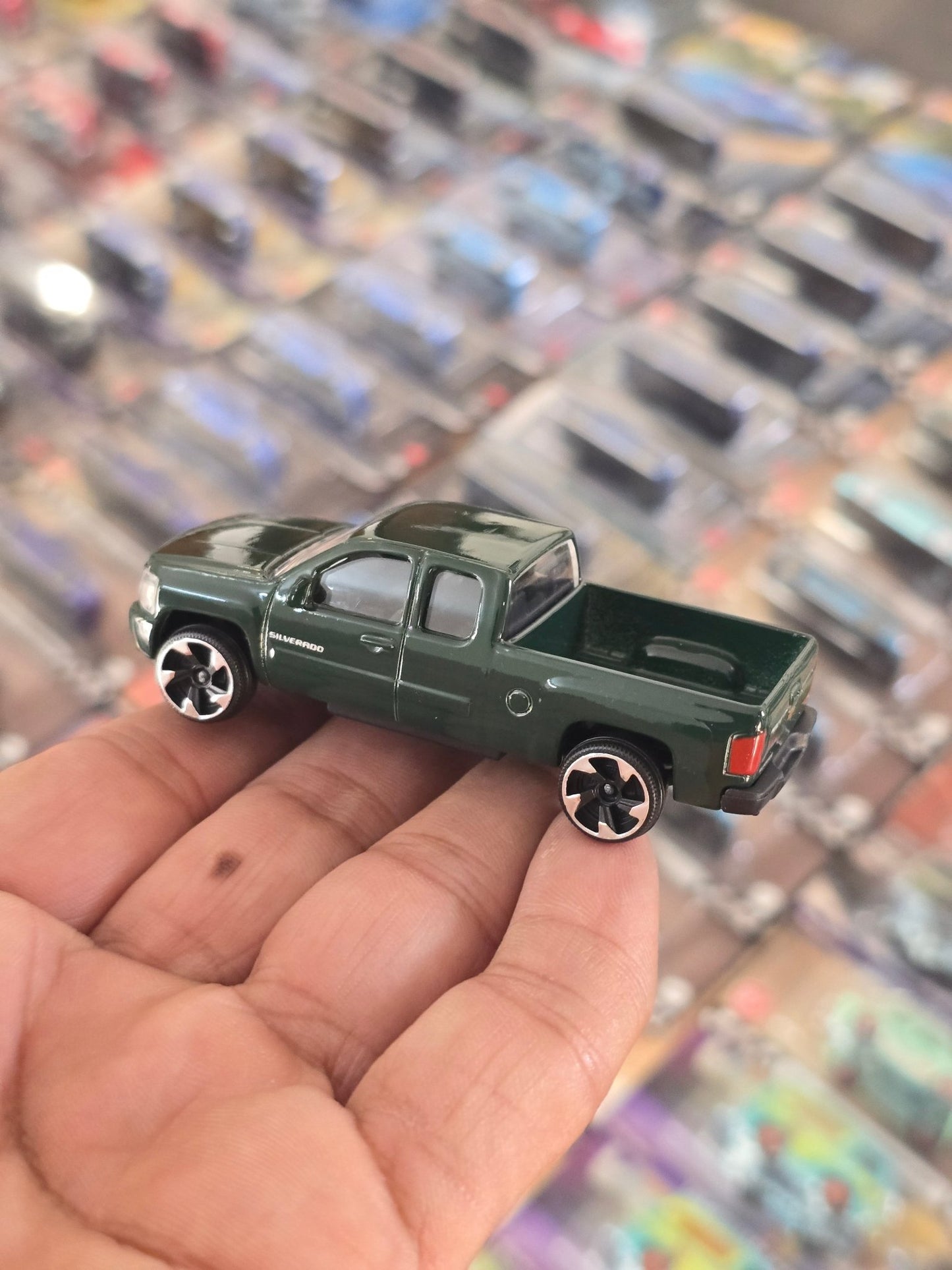 Majorette Chevrolet Silverado - Dark Green (Uncarded) - Kinder Logs