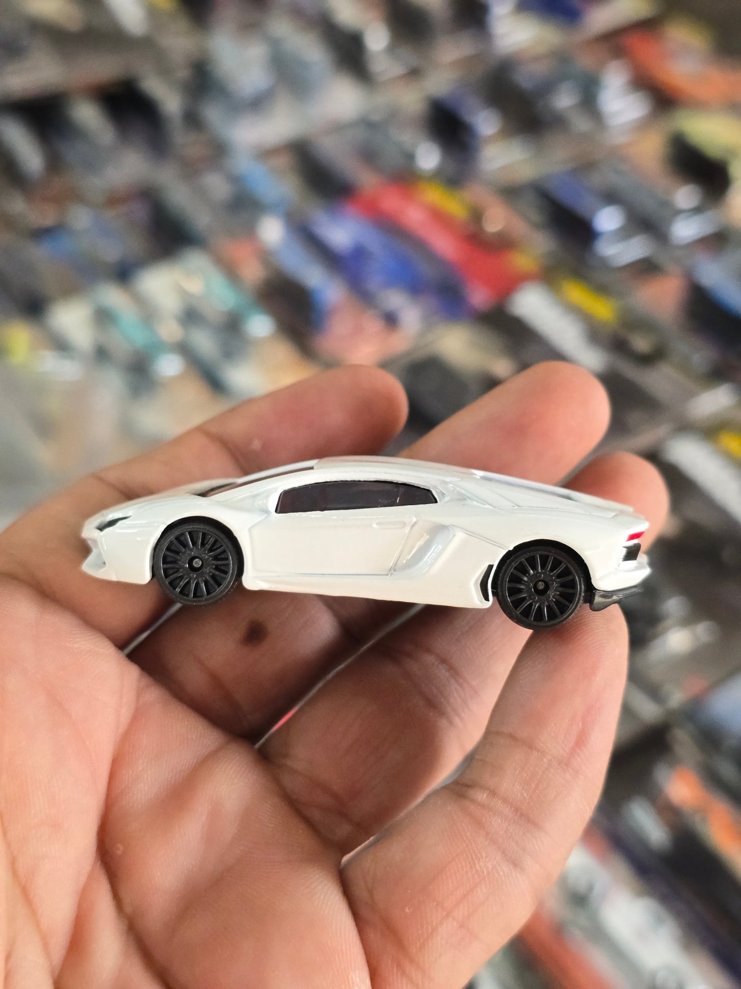 Majorette Lamborghini Aventador - White (Uncarded) - Kinder Logs
