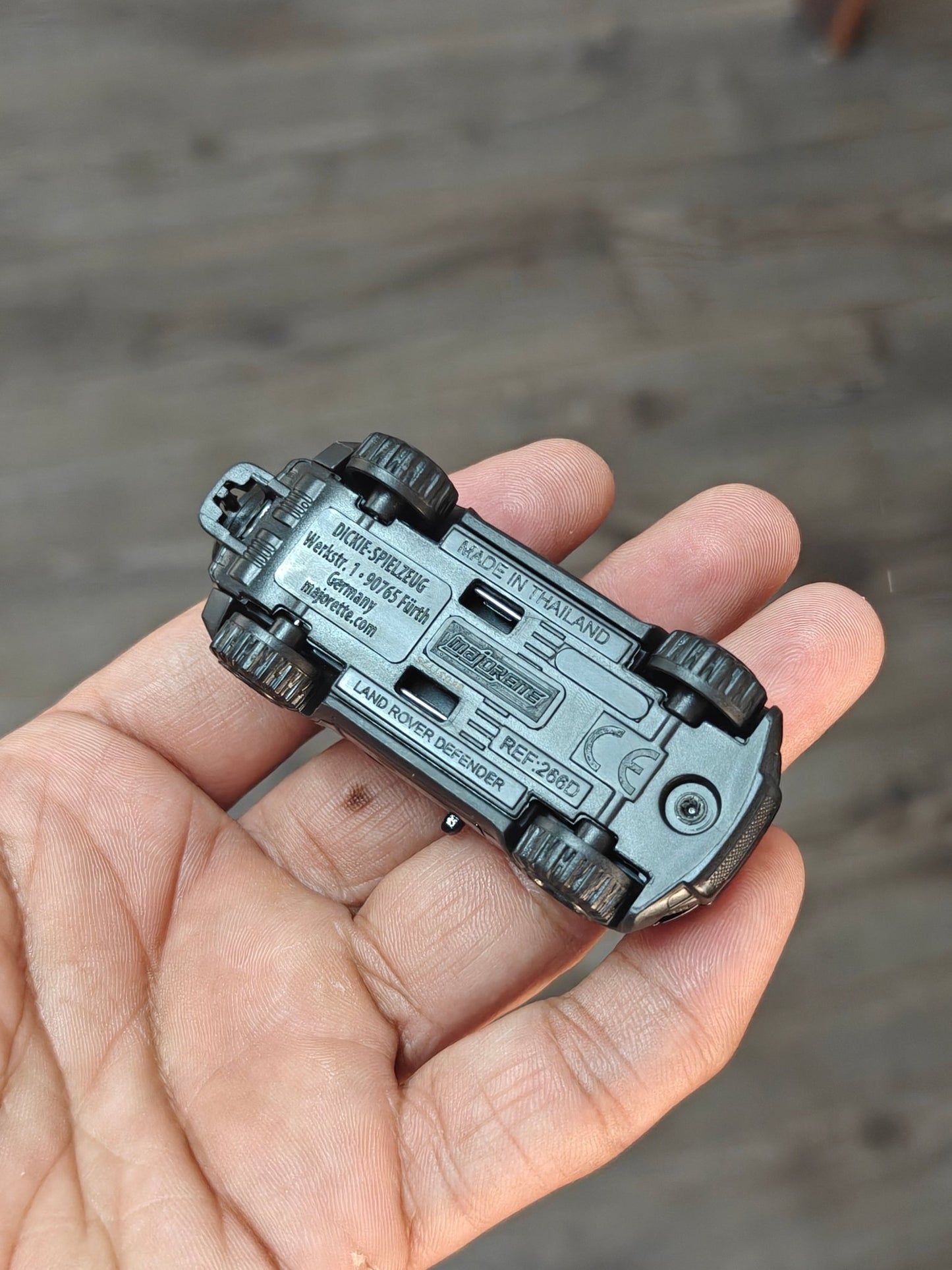 Majorette Land Rover Defender 90 Black Edition (Uncarded - New) - Kinder Logs