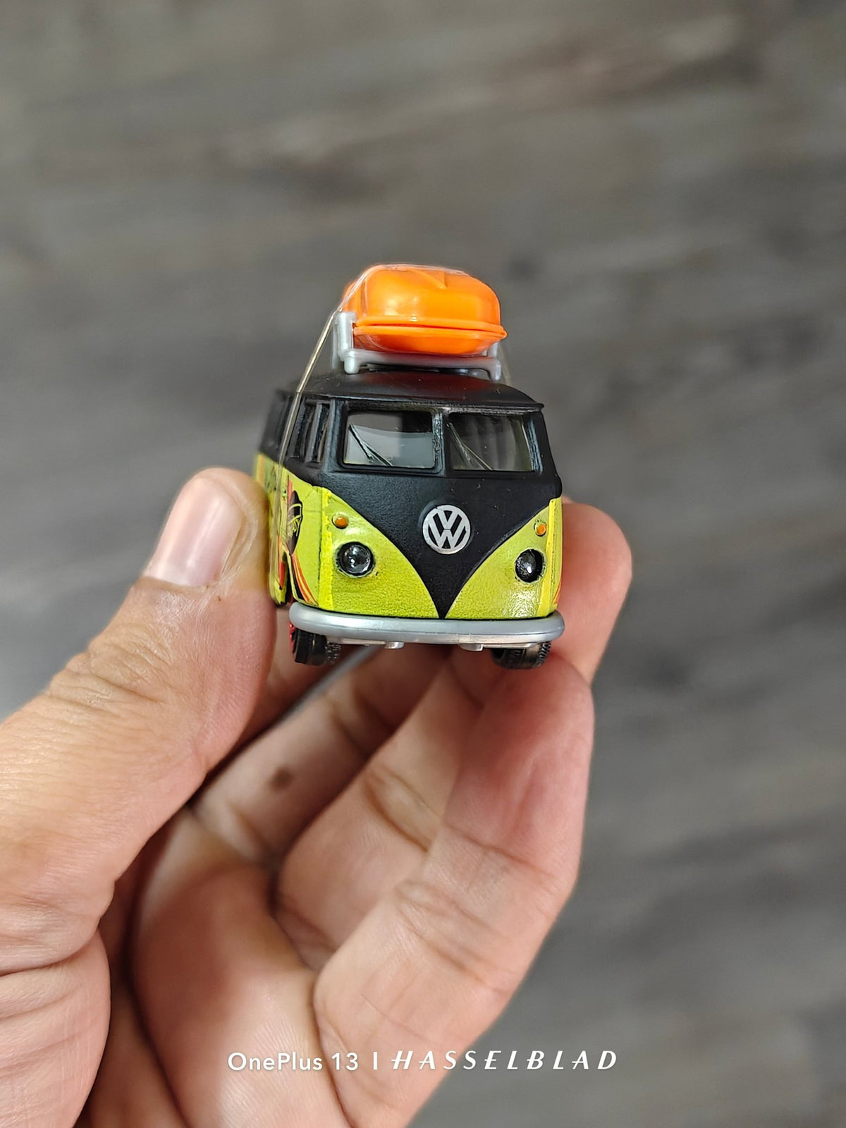 Majorette Volkswagen Bus - Chilling Camper Club (Uncarded - New) - Kinder Logs