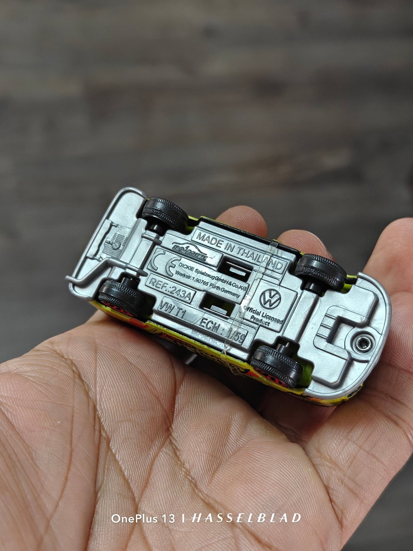 Majorette Volkswagen Bus - Chilling Camper Club (Uncarded - New) - Kinder Logs