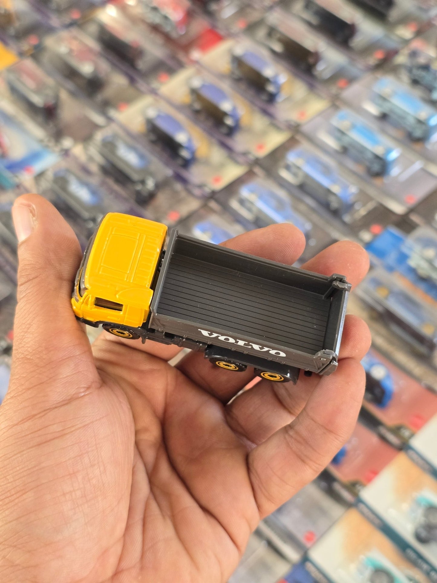 Majorette Volvo Truck - FMX Dumper (Uncarded) - Kinder Logs
