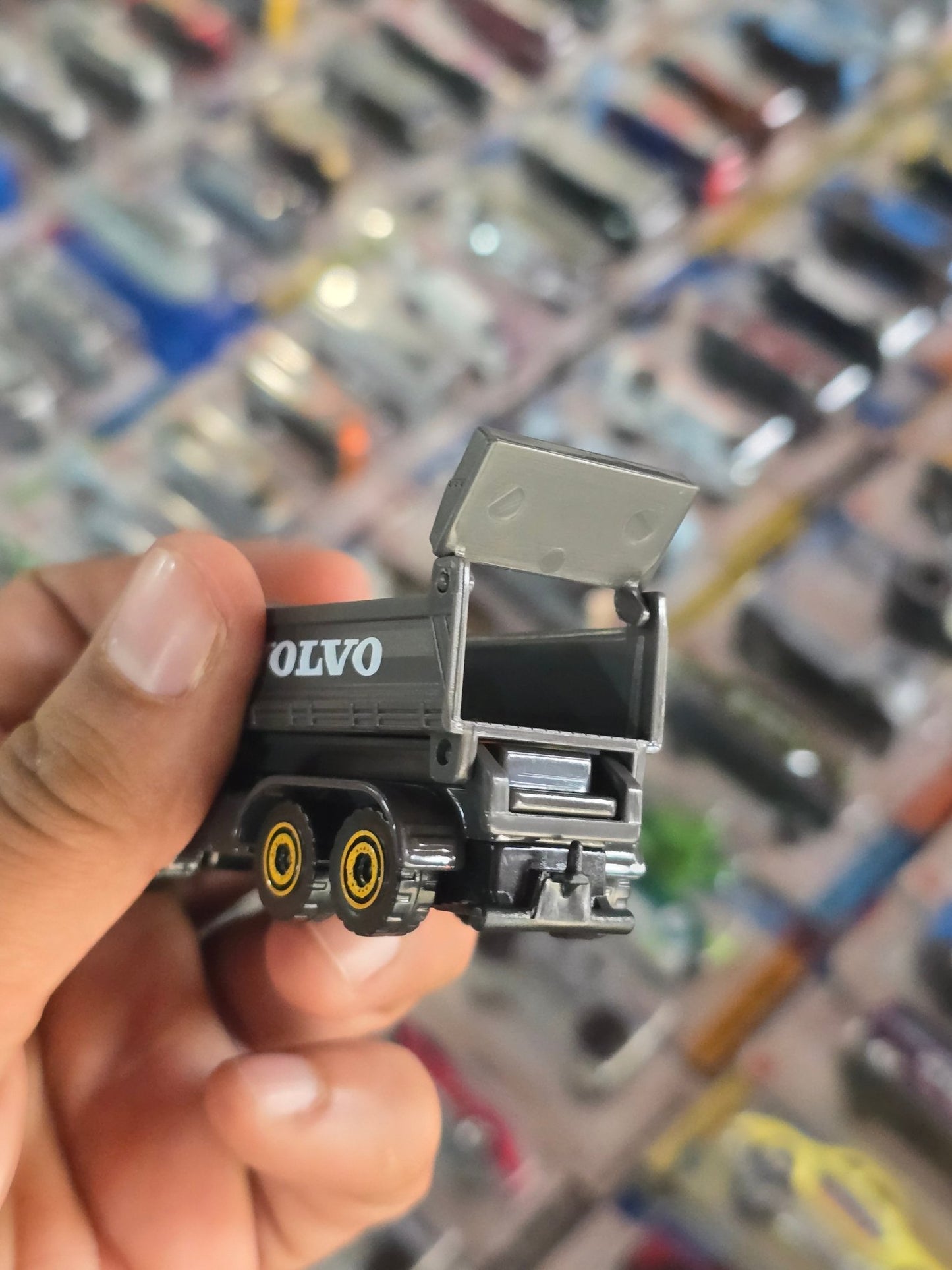Majorette Volvo Truck - FMX Dumper (Uncarded) - Kinder Logs