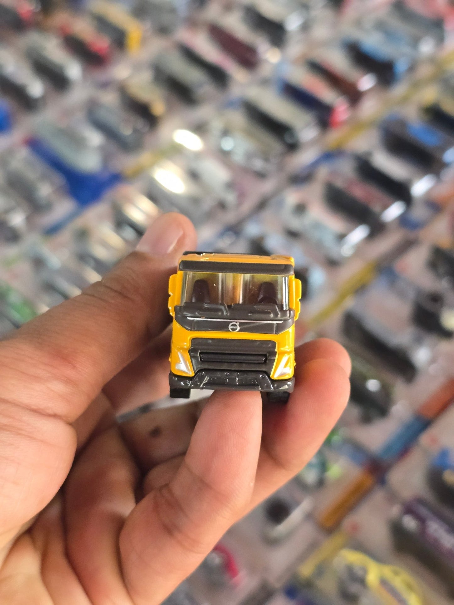 Majorette Volvo Truck - FMX Dumper (Uncarded) - Kinder Logs