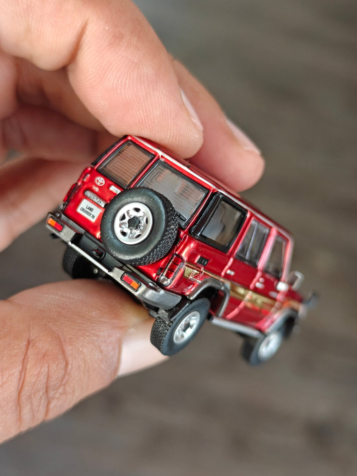 Massdi 1994 Toyota Land Cruiser LC76 - Red (Open Box) - Kinder Logs