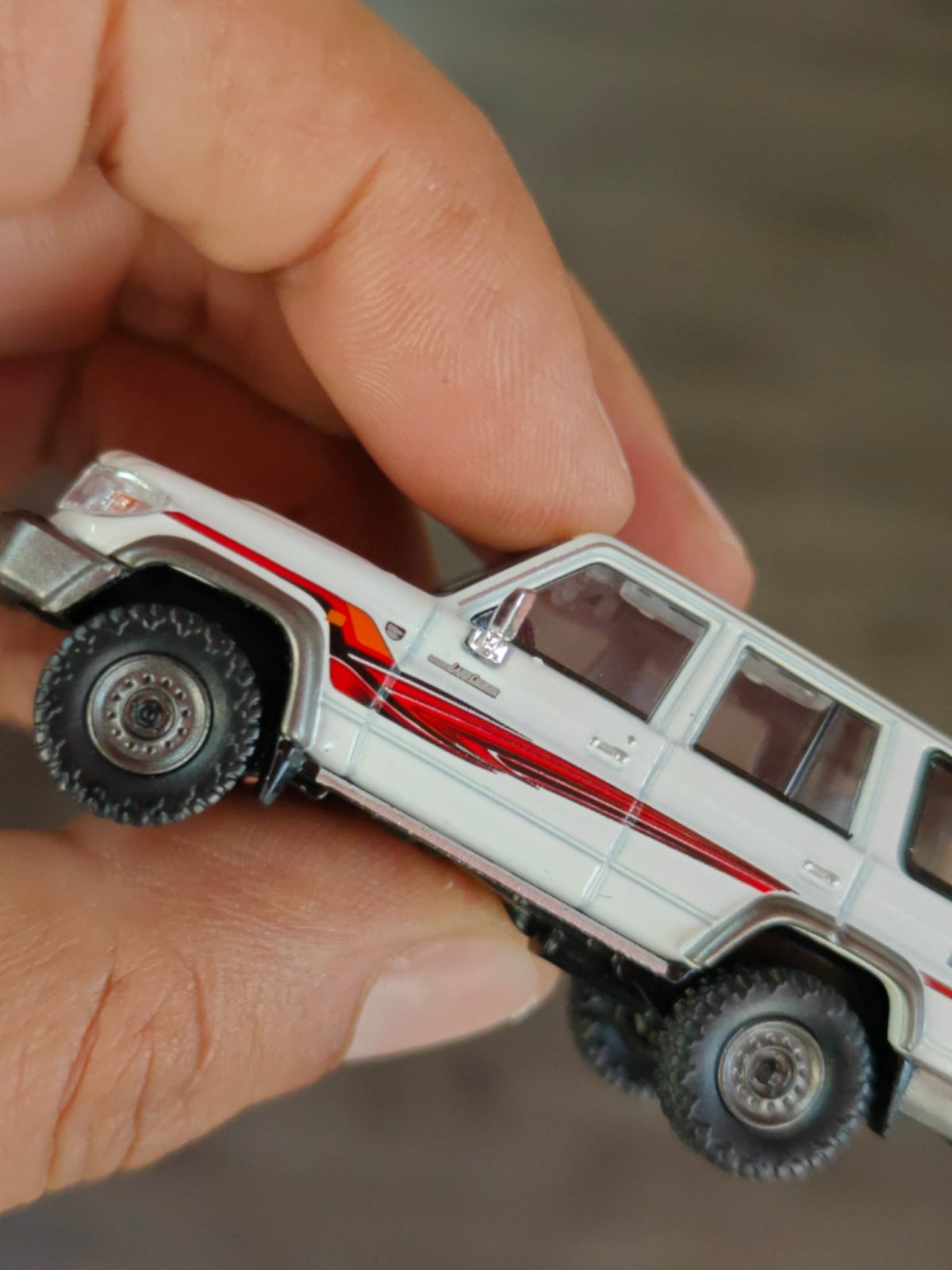 Massdi 1994 Toyota Land Cruiser LC76 - White (Open Box) - Kinder Logs