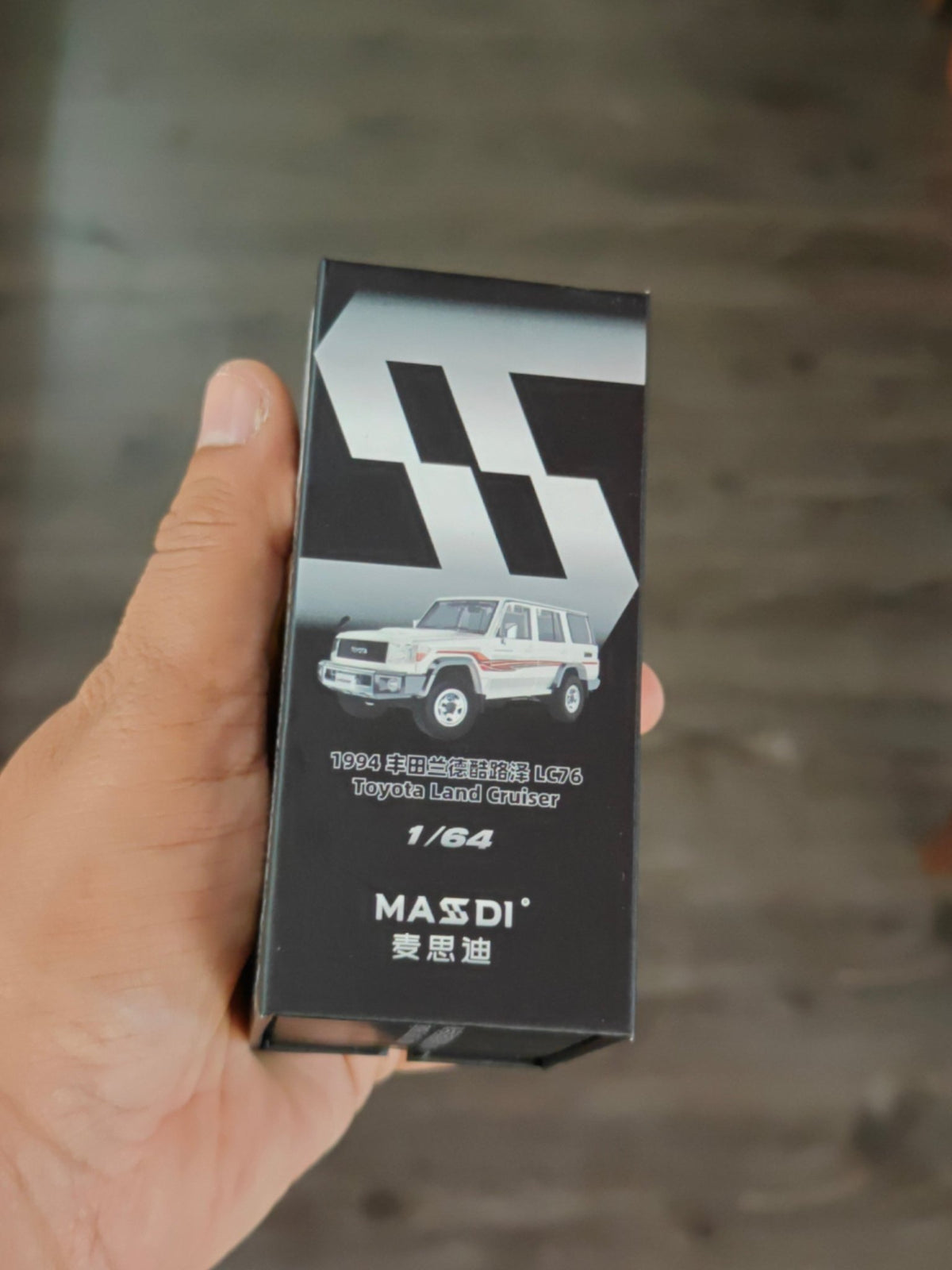 Massdi 1994 Toyota Land Cruiser LC76 - White (Open Box) - Kinder Logs