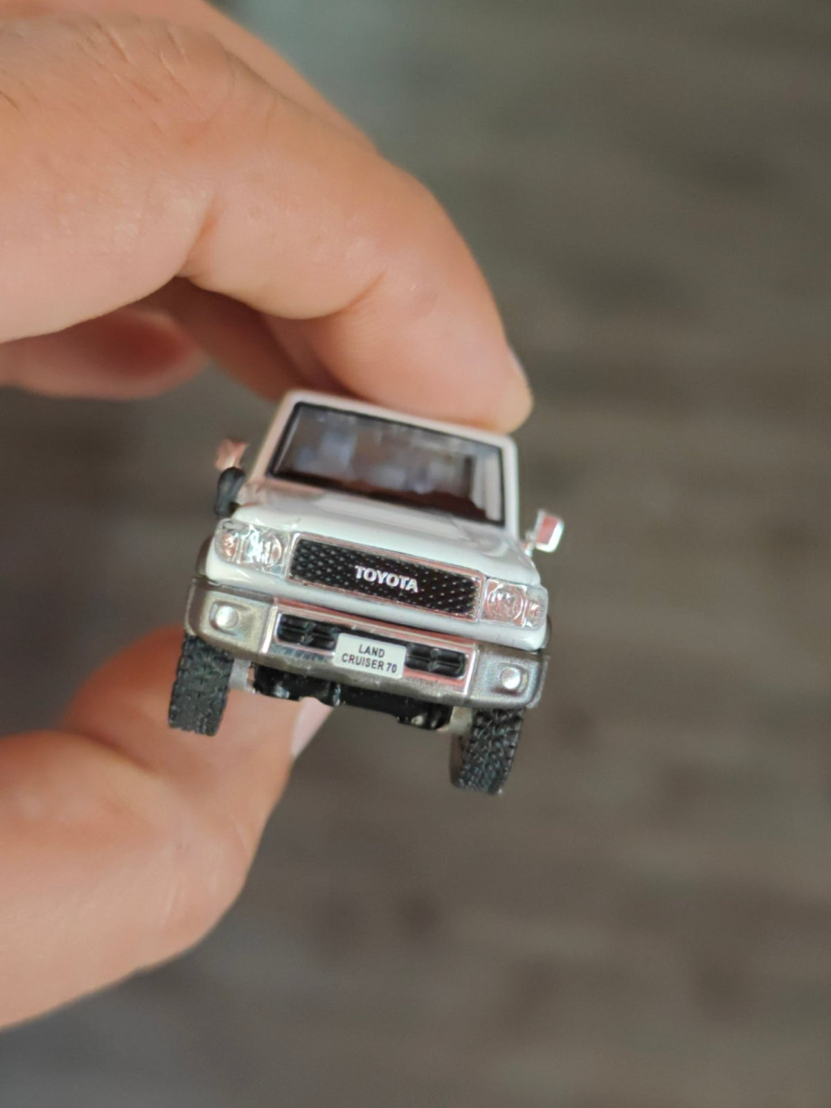 Massdi 1994 Toyota Land Cruiser LC76 - White (Open Box) - Kinder Logs