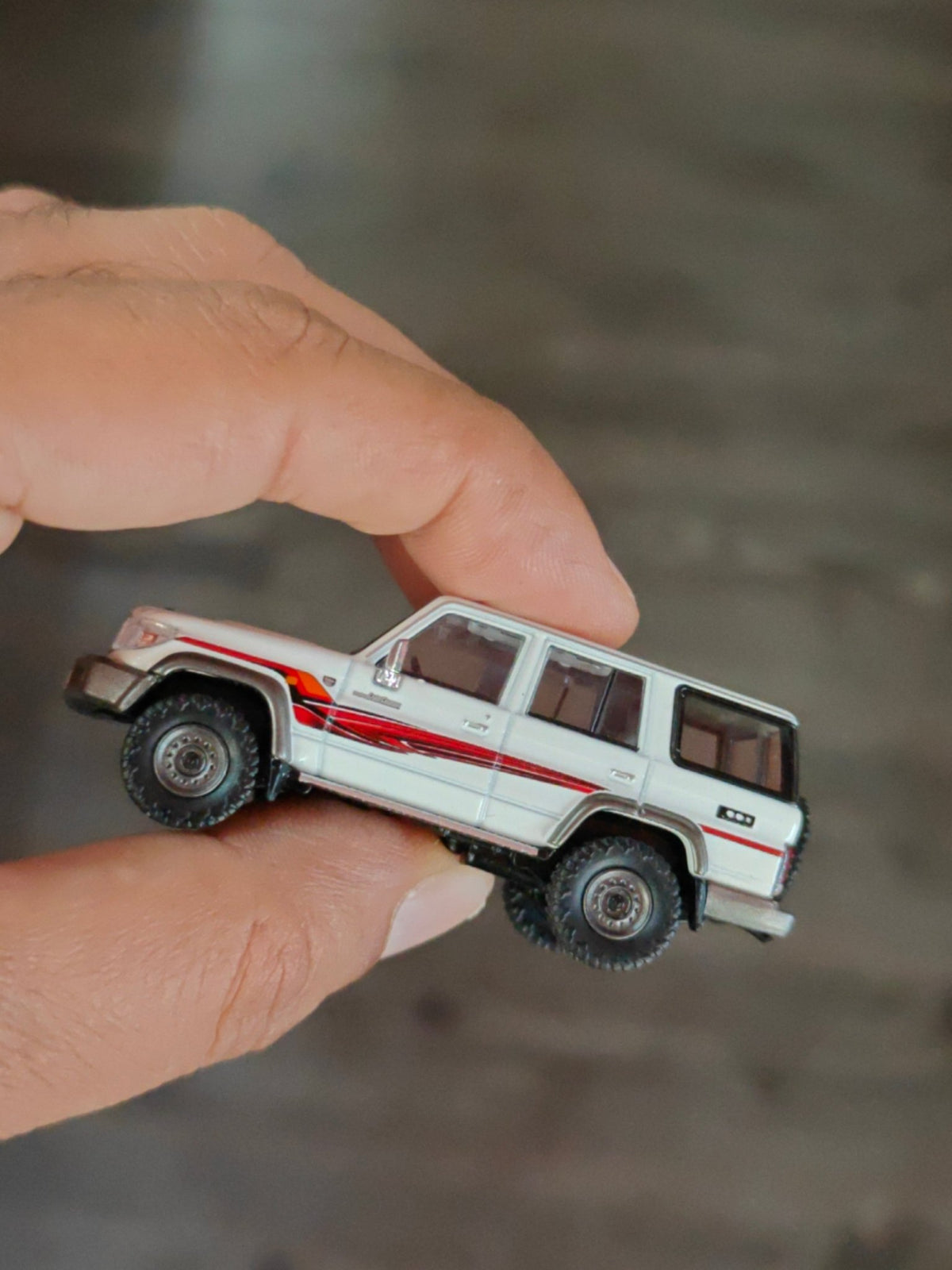 Massdi 1994 Toyota Land Cruiser LC76 - White (Open Box) - Kinder Logs