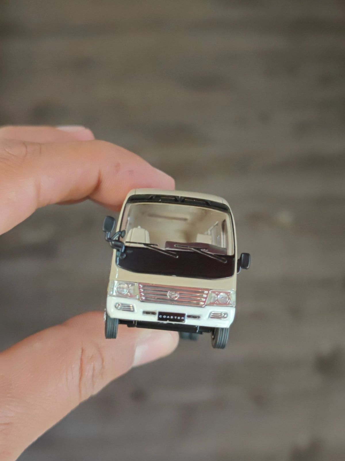 Massdi 2013 Toyota Coaster Bus - Beige (Open Box) - Kinder Logs