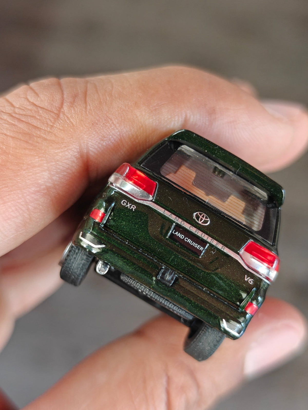 Massdi 2016 Toyota Land Cruiser LC200 - Dark Green - TYT1106 (Open Box) - Kinder Logs