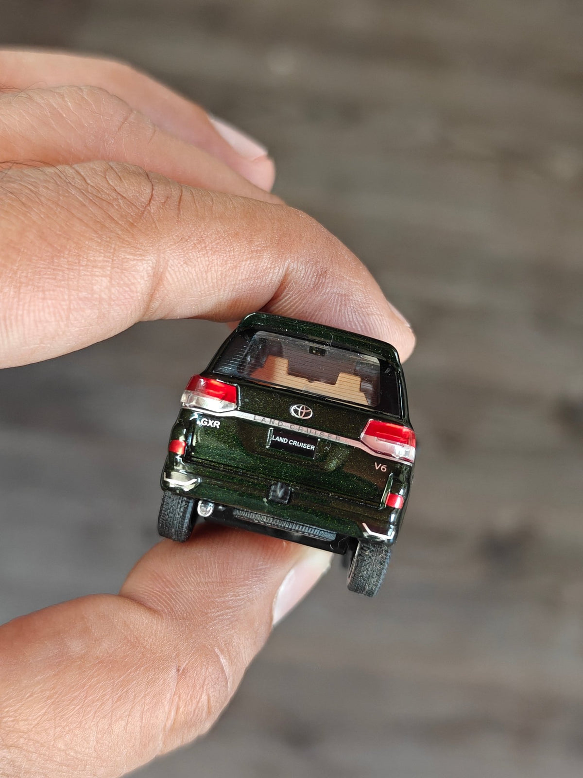 Massdi 2016 Toyota Land Cruiser LC200 - Dark Green - TYT1106 (Open Box) - Kinder Logs