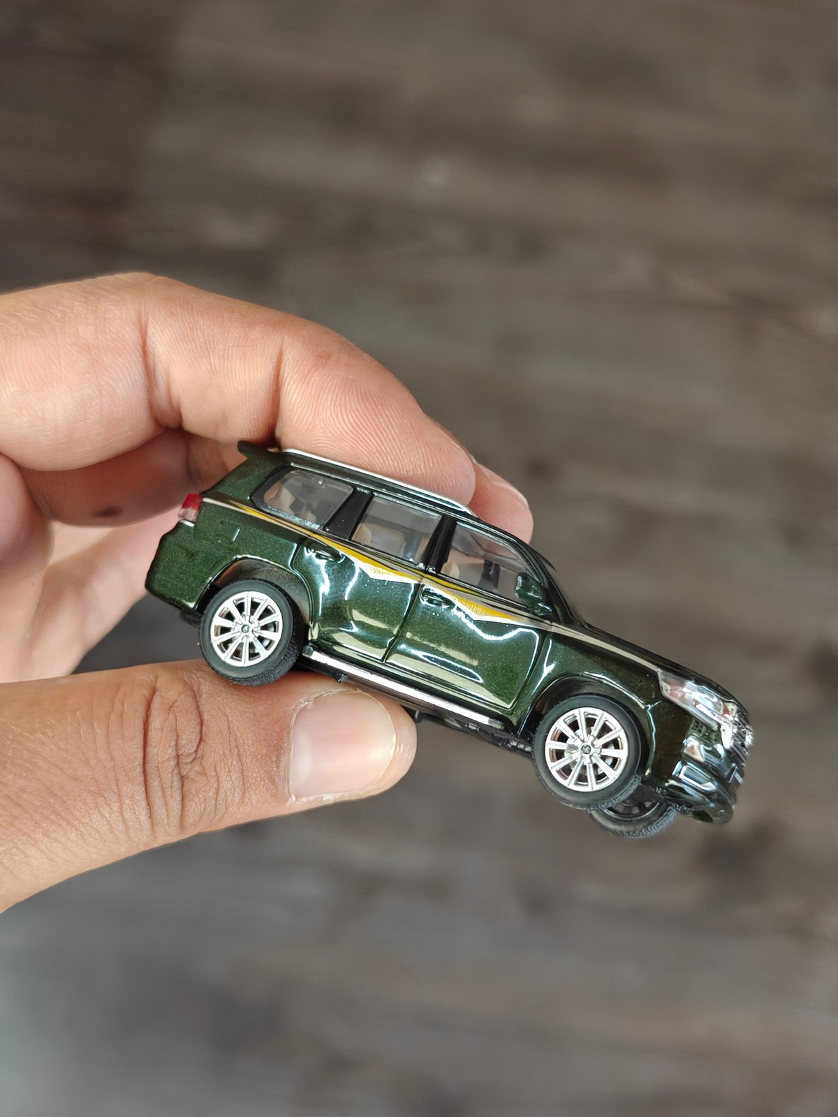 Massdi 2016 Toyota Land Cruiser LC200 - Dark Green - TYT1106 (Open Box) - Kinder Logs