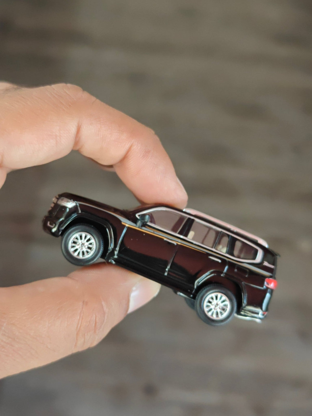 Massdi Toyota Land Cruiser LC300 - Black - TYT1300 (Open Box) - Kinder Logs