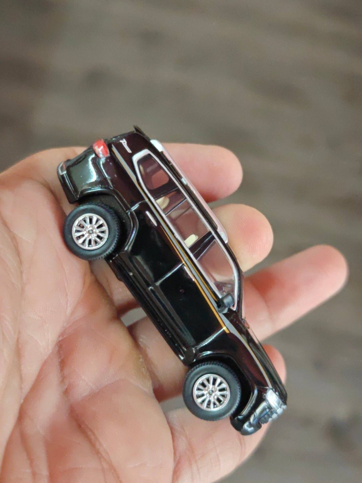 Massdi Toyota Land Cruiser LC300 - Black - TYT1300 (Open Box) - Kinder Logs