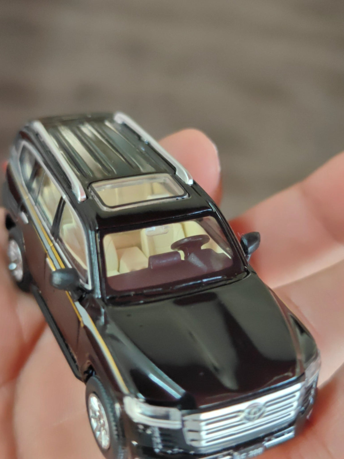 Massdi Toyota Land Cruiser LC300 - Black - TYT1300 (Open Box) - Kinder Logs