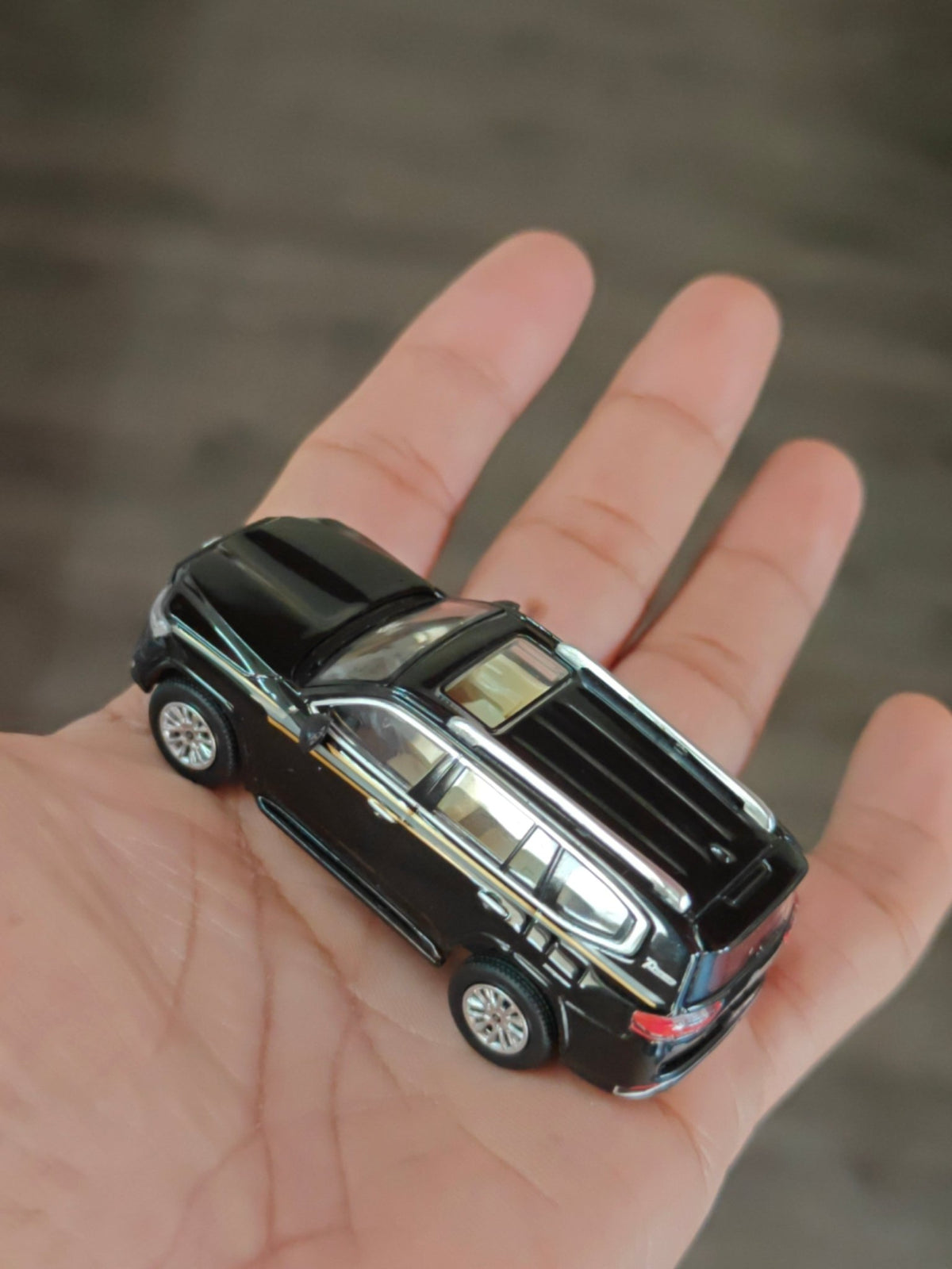 Massdi Toyota Land Cruiser LC300 - Black - TYT1300 (Open Box) - Kinder Logs