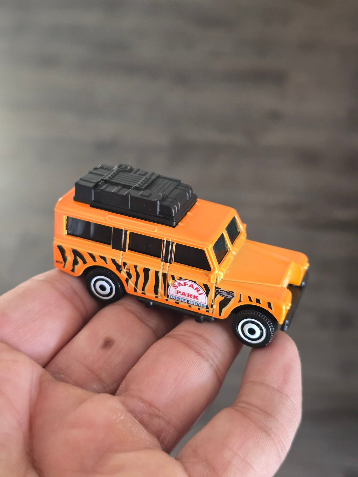 Matchbox 1966 Land Rover Gen II Safari Park (Uncarded - New) - Kinder Logs