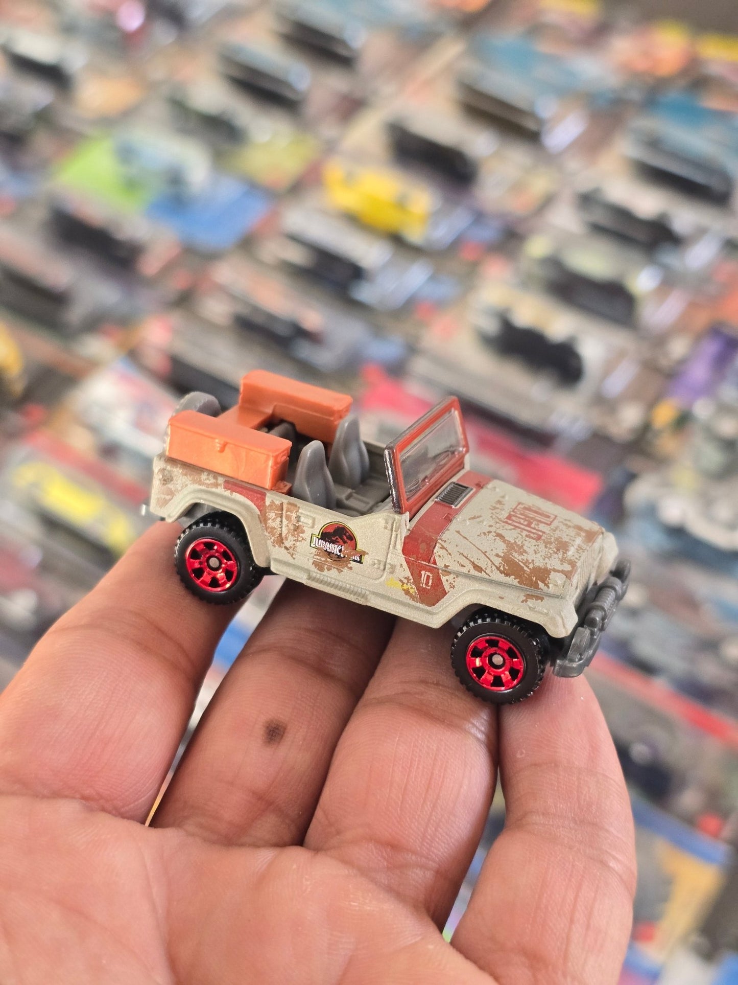 Matchbox 1993 Jeep Wrangler #10 - Jurassic World (Uncarded) - Kinder Logs