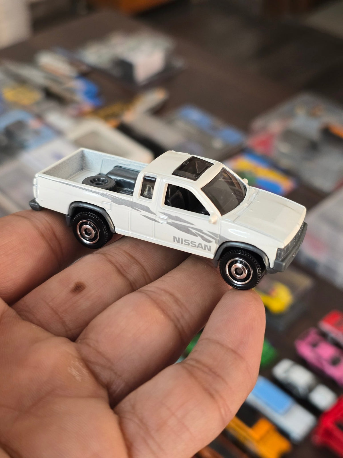 Matchbox 1995 Nissan Hardbody (D21) - White (Uncarded - New) - Kinder Logs