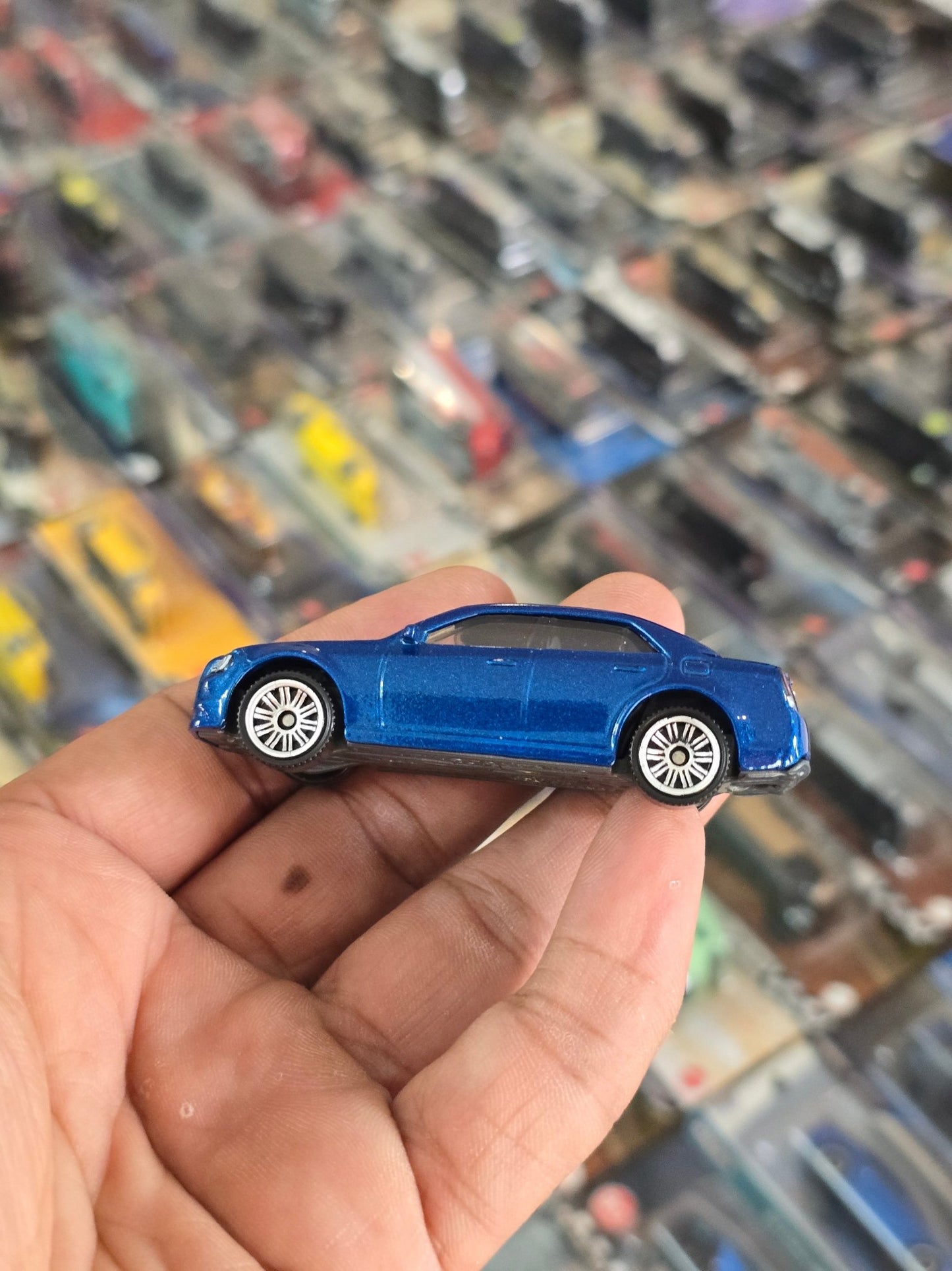 Matchbox 2015 Chrysler 300 Sedan (Uncarded) - Kinder Logs
