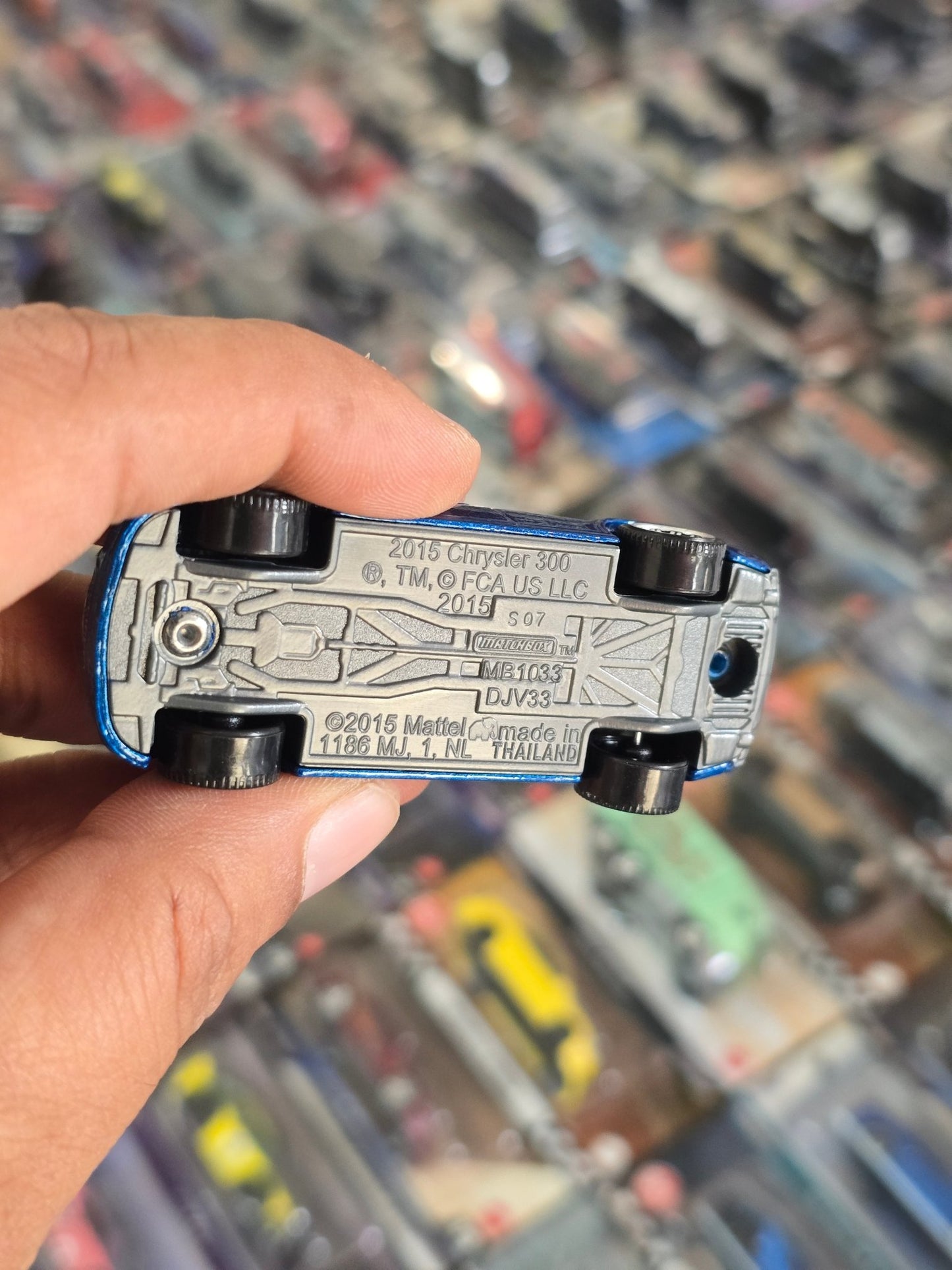 Matchbox 2015 Chrysler 300 Sedan (Uncarded) - Kinder Logs