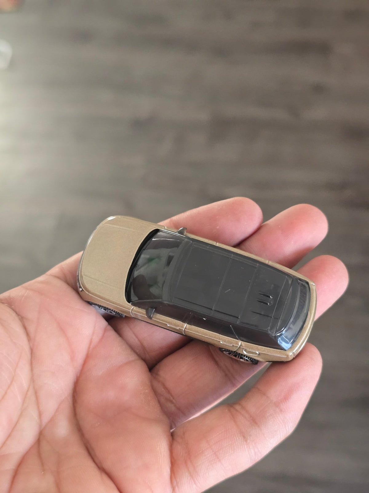 Matchbox 2024 Range Rover PHEV - Gold (Uncarded - New) - Kinder Logs